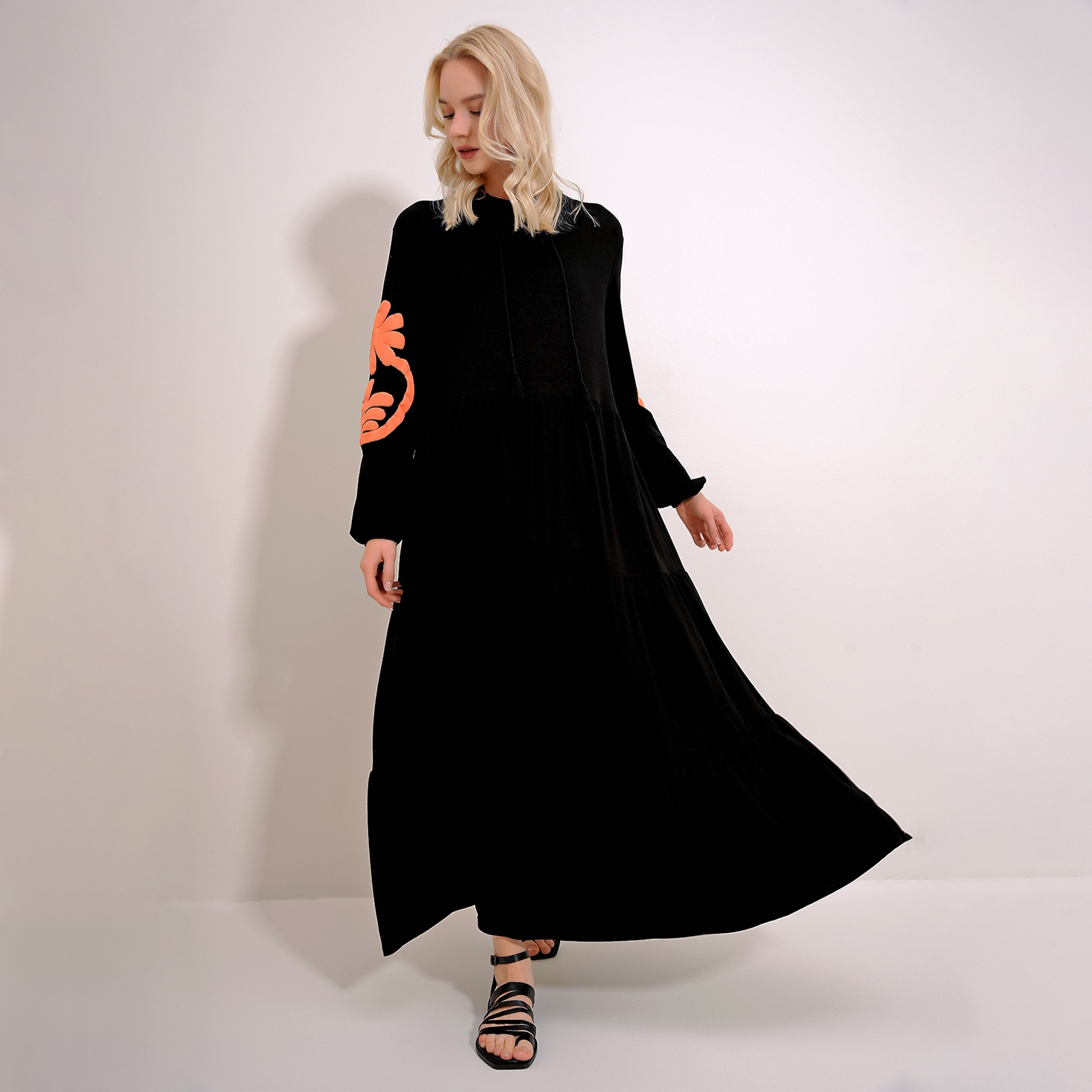 تريند ألاجاتي ستايل فستان ماكسي نسائي أسود بطبقات وكشكشة بأكمام بالون مطبوعة-women-clothing-dresses-image-2