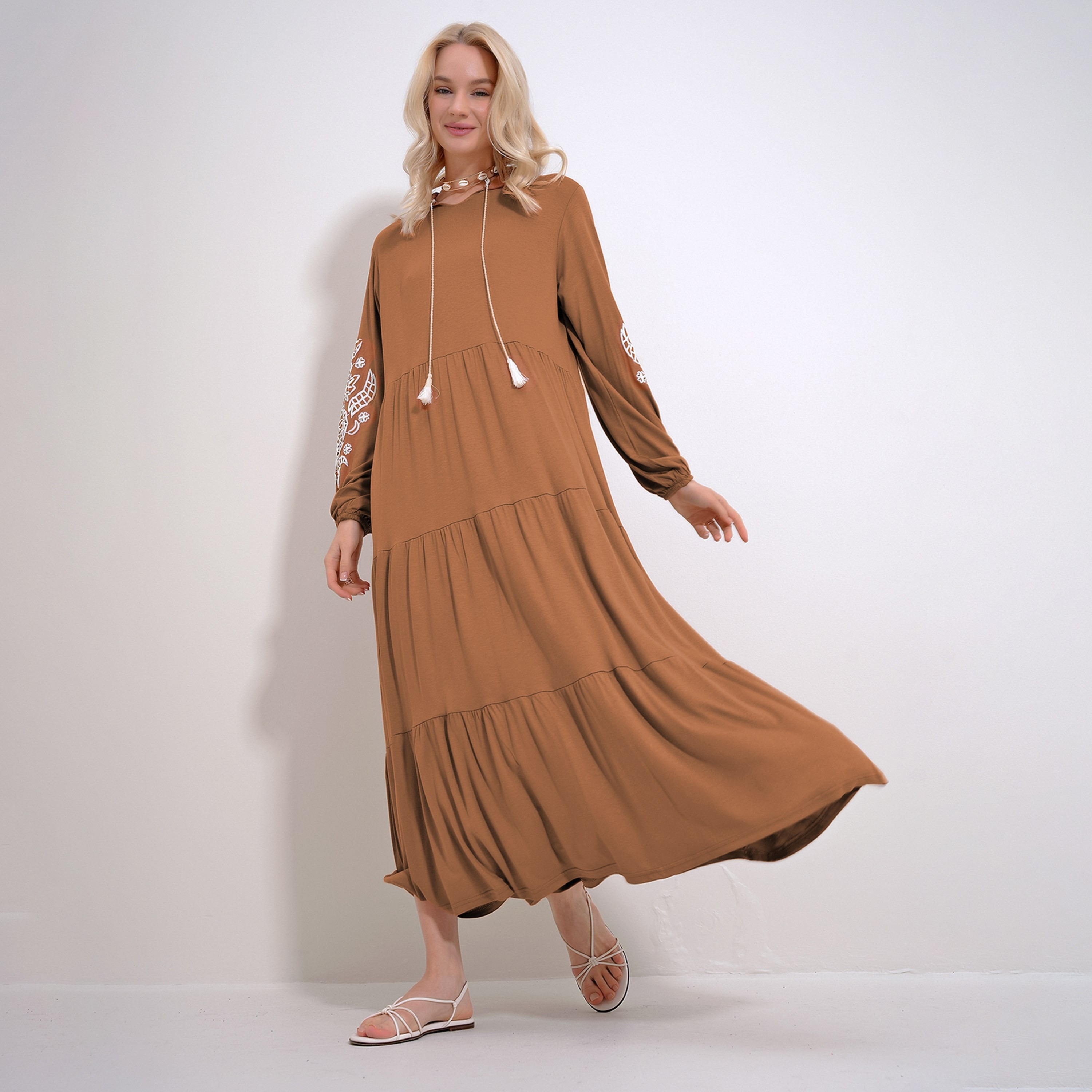 تريند ألاجاتي ستايل فستان ماكسي نسائي بني بطبقات وكشكشة بأكمام بالون مطرّزة-women-clothing-dresses-image-2