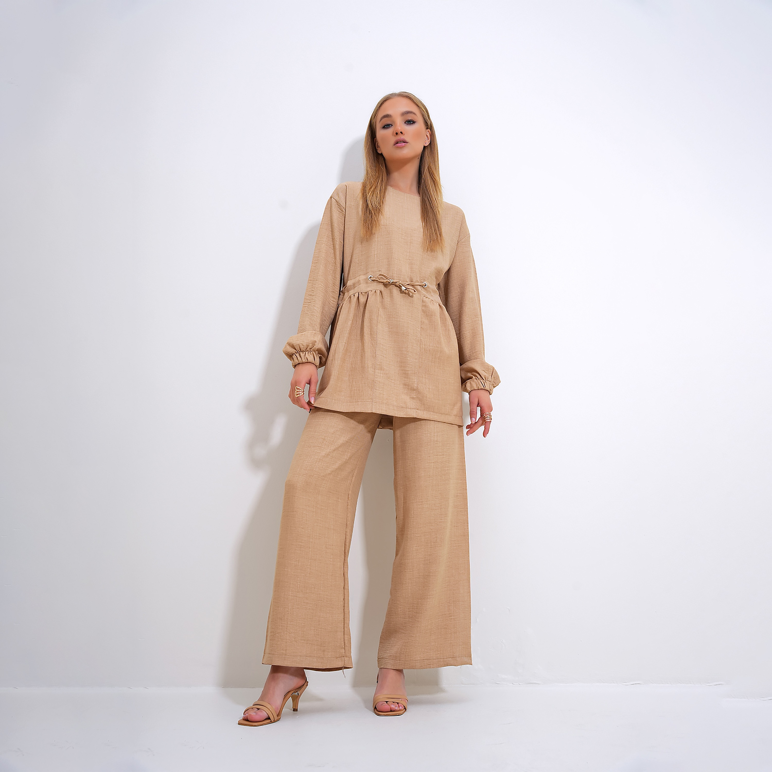 تريند ألاجاتي ستايل طقم تونيك وبنطلون نسائي بيج من القطن المحبّك بأكمام ساقطة-women-clothing-coordsets-image-1