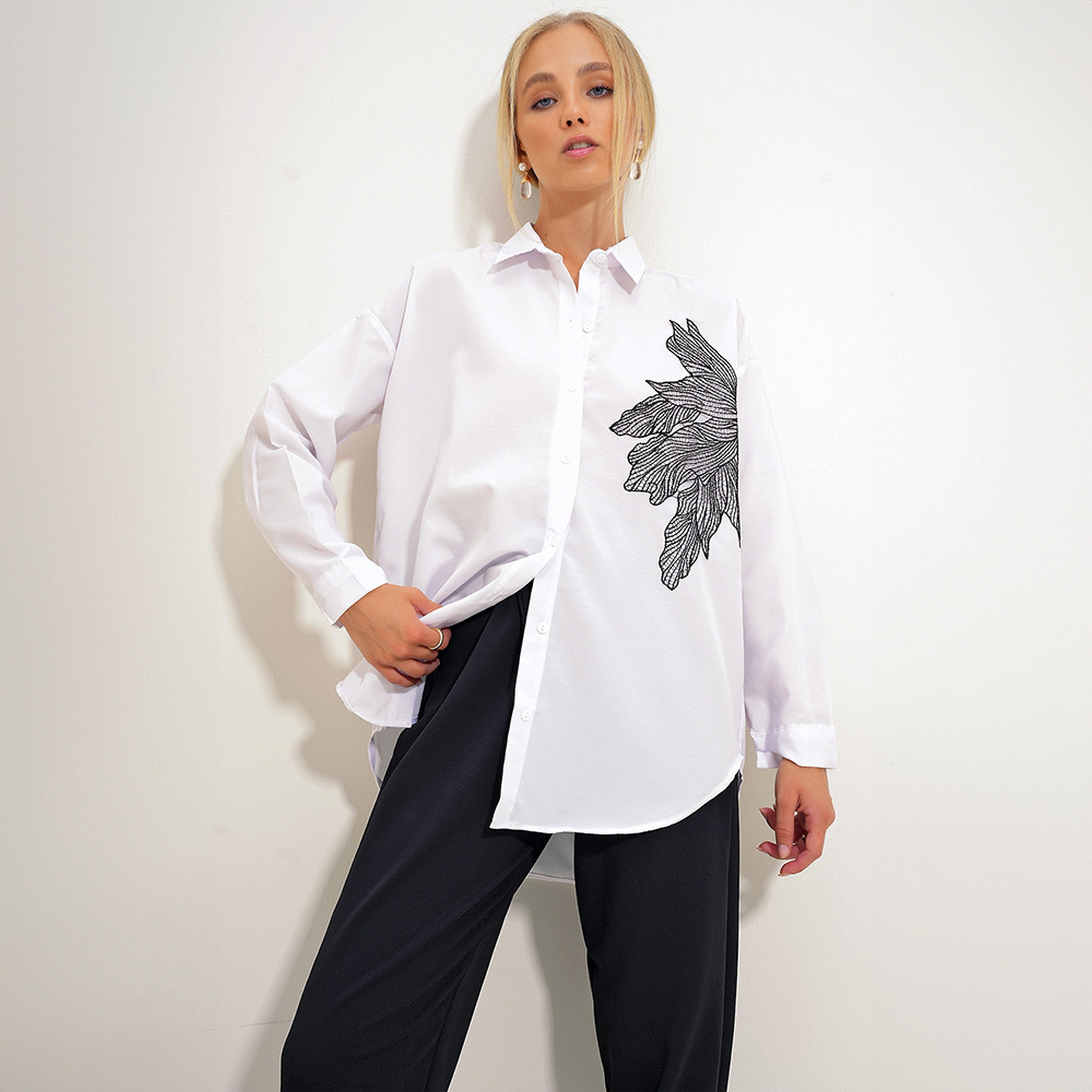 تريند ألاجاتي ستايل قميص نسائي بتطريز زهور وأكمام ساقطة عند الكتف-women-clothing-shirtsandblouses-shirts-image-1