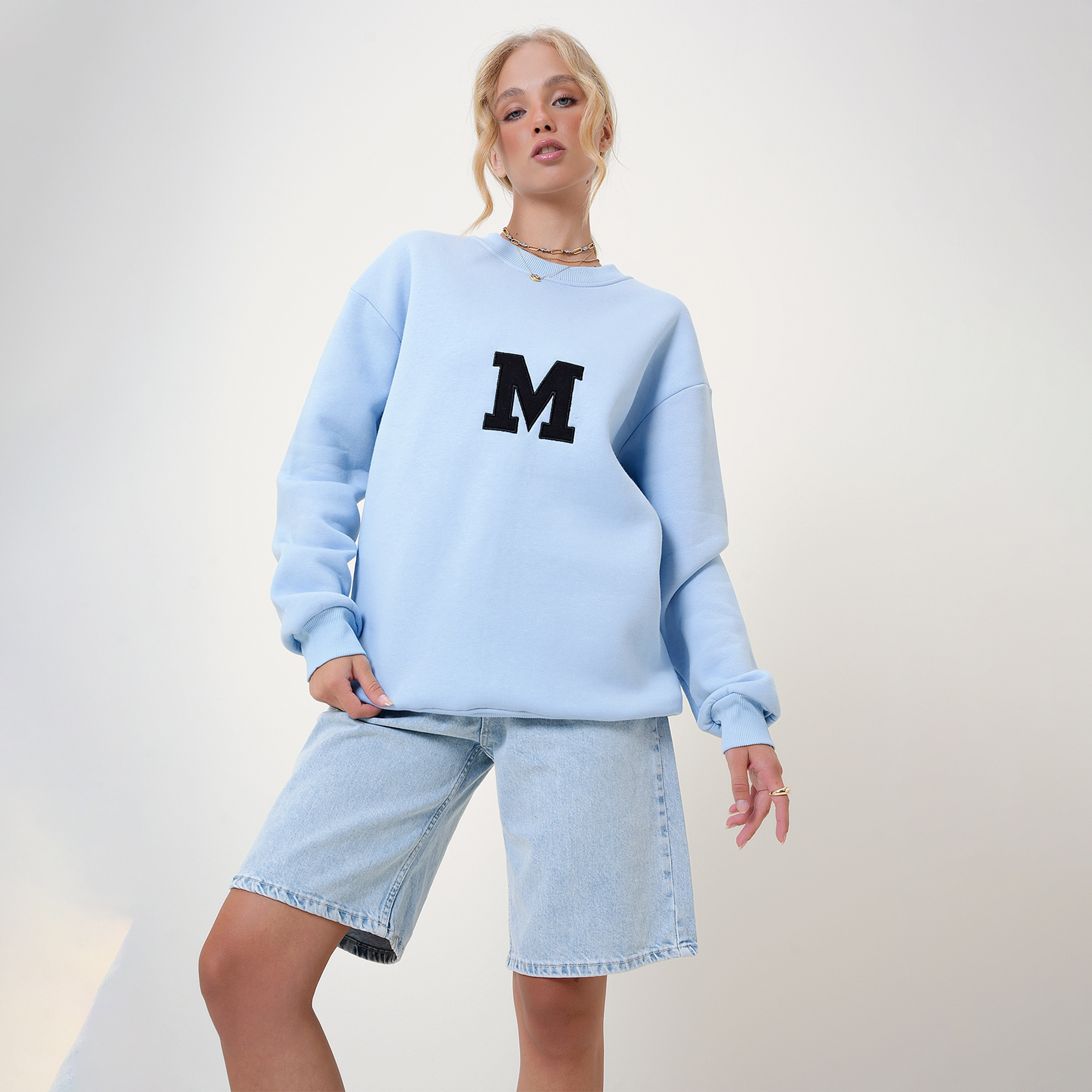 تريند ألاجاتي ستايل سويت شيرت نسائي أزرق بتطريز شنيل-women-winterwear-hoodiesandsweatshirts-sweatshirts-image-2