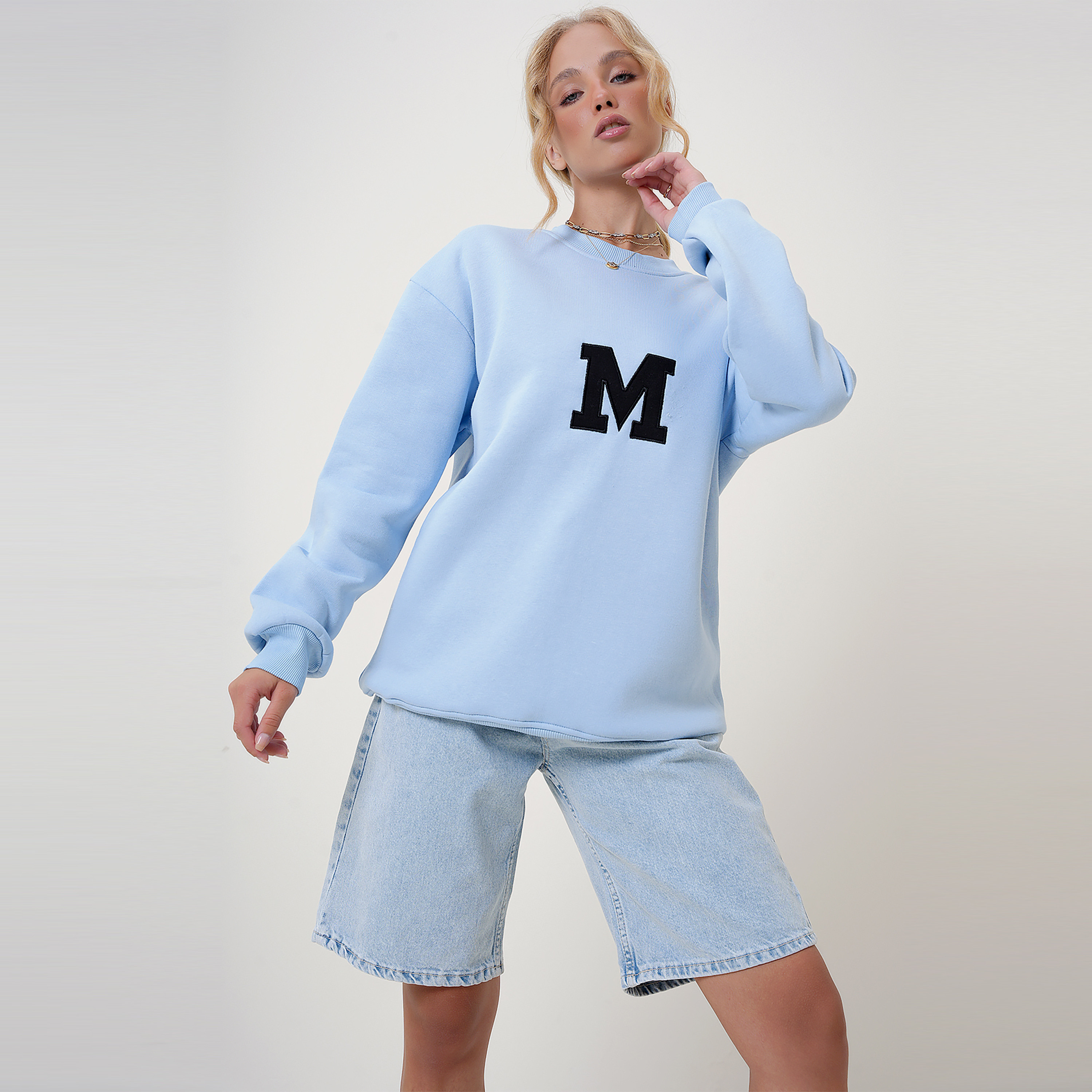 تريند ألاجاتي ستايل سويت شيرت نسائي أزرق بتطريز شنيل-women-winterwear-hoodiesandsweatshirts-sweatshirts-image-4