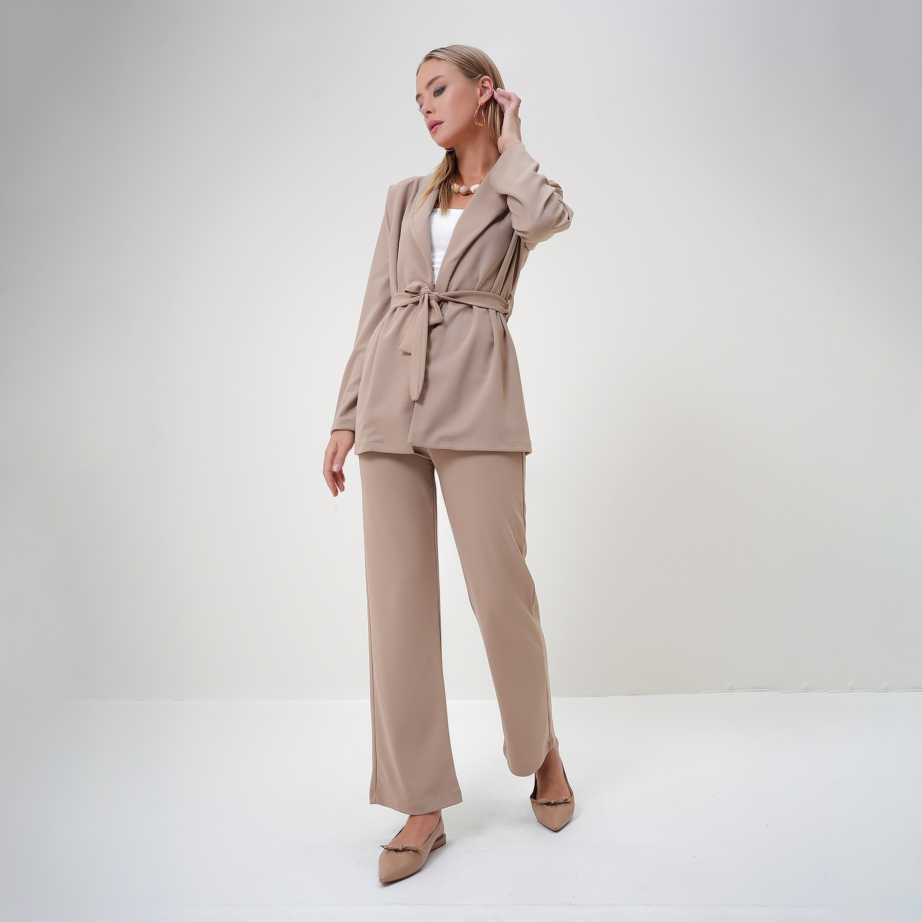 تريند ألاجاتي ستايل طقم نسائي متناسق من قطعتين: بليزر سادة بياقة شال وبنطلون-women-clothing-coordsets-image-2