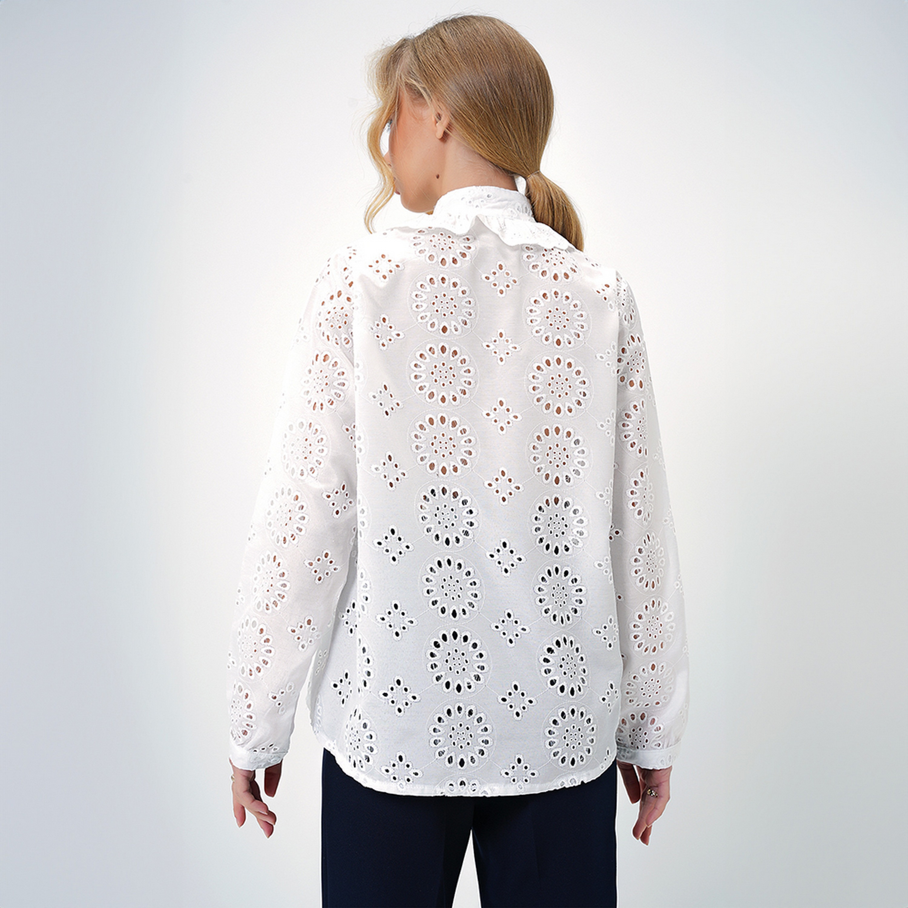 تريند ألاجاتي ستايل قميص نسائي أبيض بتطريز شيفلي وكشكشة وياقة ماندرين-women-clothing-shirtsandblouses-shirts-image-3