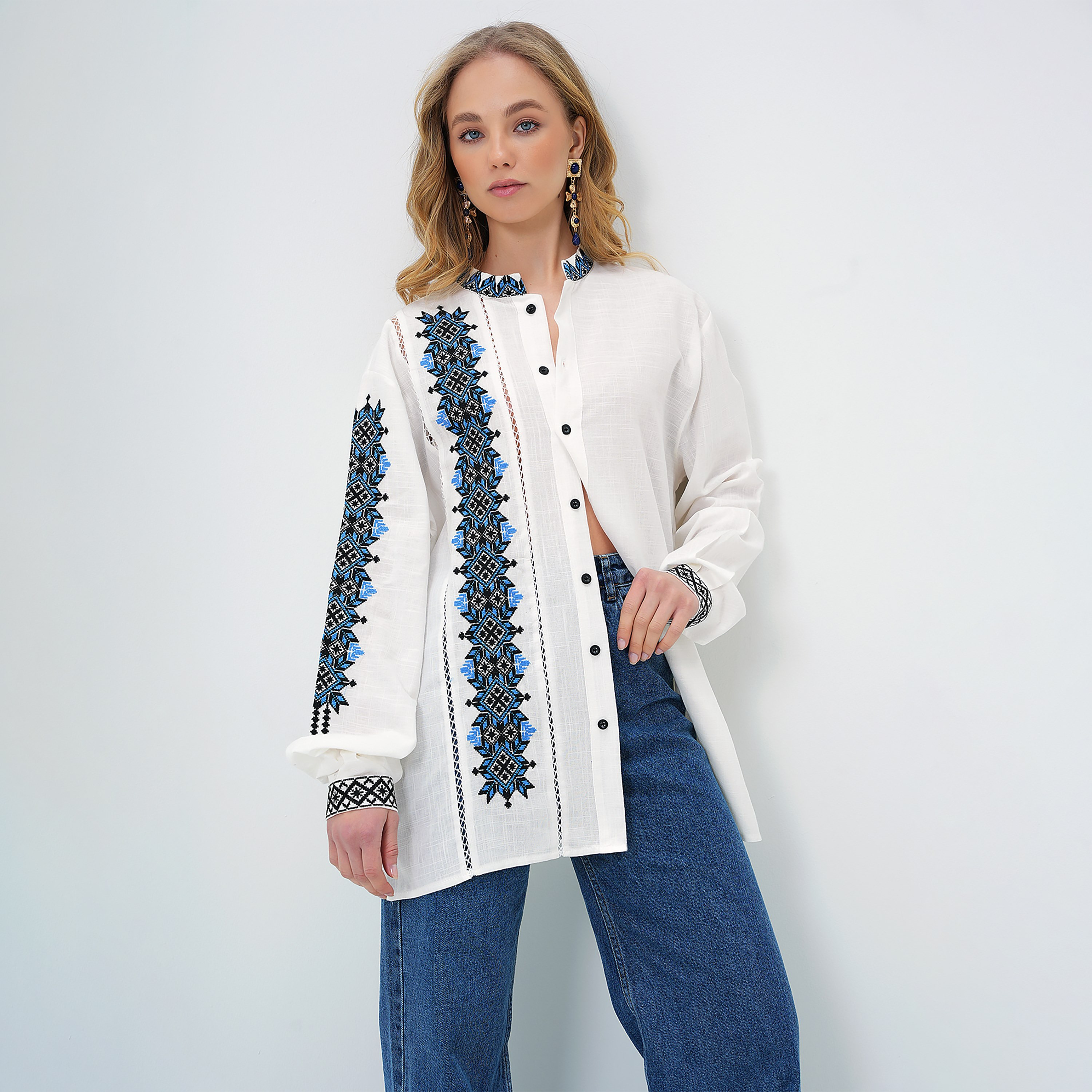 تريند ألاجاتي ستايل قميص نسائي أبيض من الكتان المطرّز بياقة ماندرين وأكمام ساقطة-women-clothing-shirtsandblouses-shirts-image-1