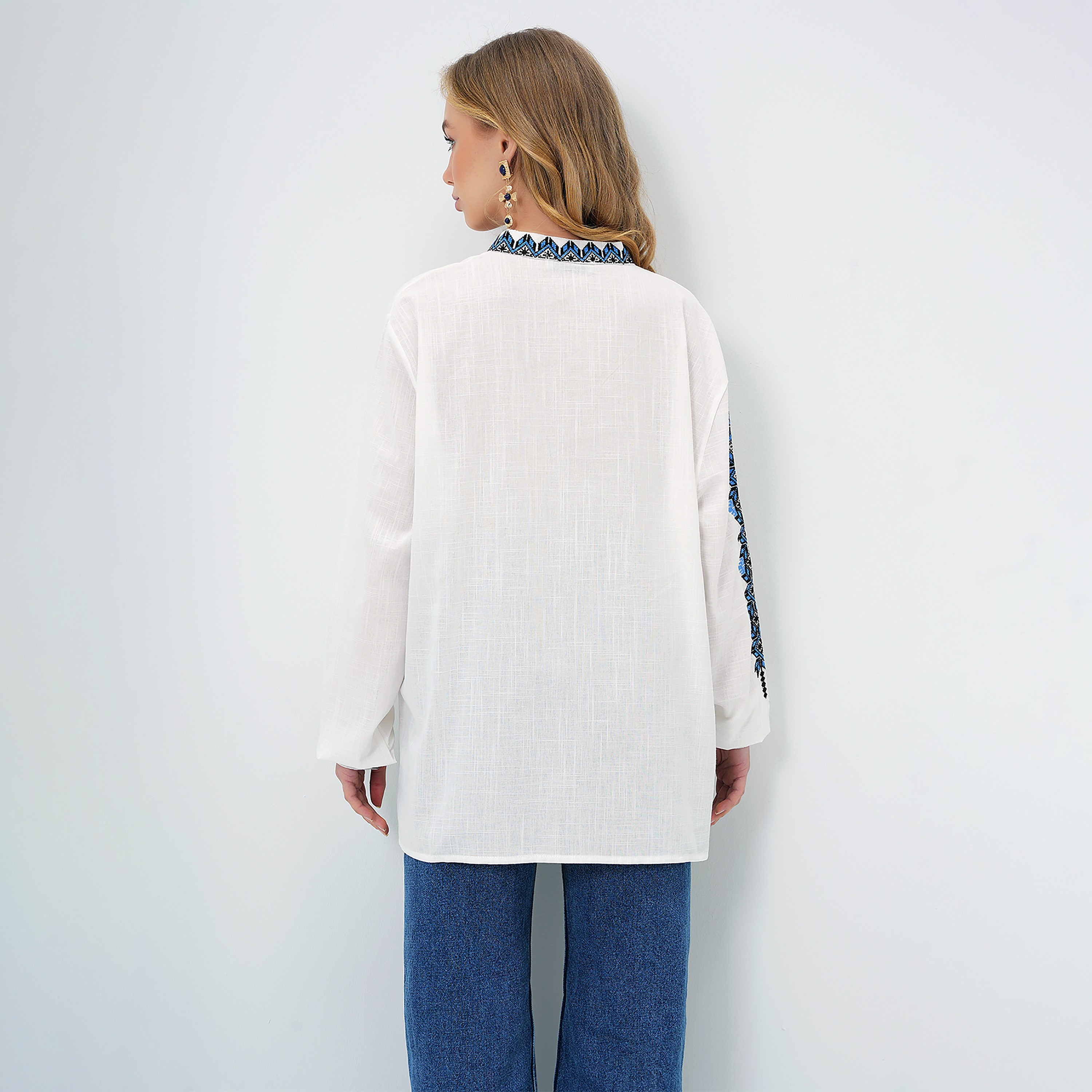 تريند ألاجاتي ستايل قميص نسائي أبيض من الكتان المطرّز بياقة ماندرين وأكمام ساقطة-women-clothing-shirtsandblouses-shirts-image-4