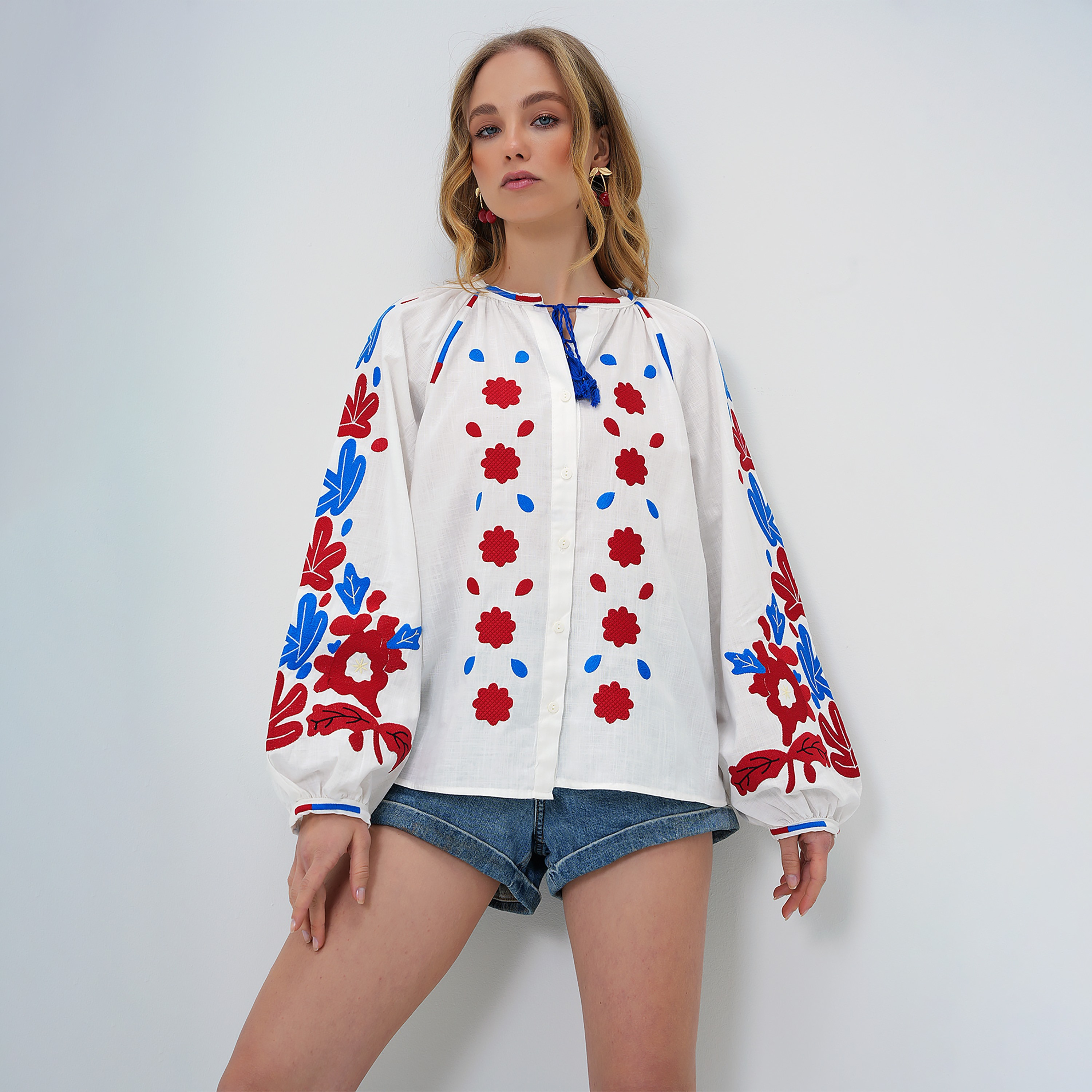 تريند ألاجاتي ستايل قميص نسائي أبيض من القطن المطرّز برباط عند الرقبة وأكمام بالون-women-clothing-shirtsandblouses-shirts-image-1