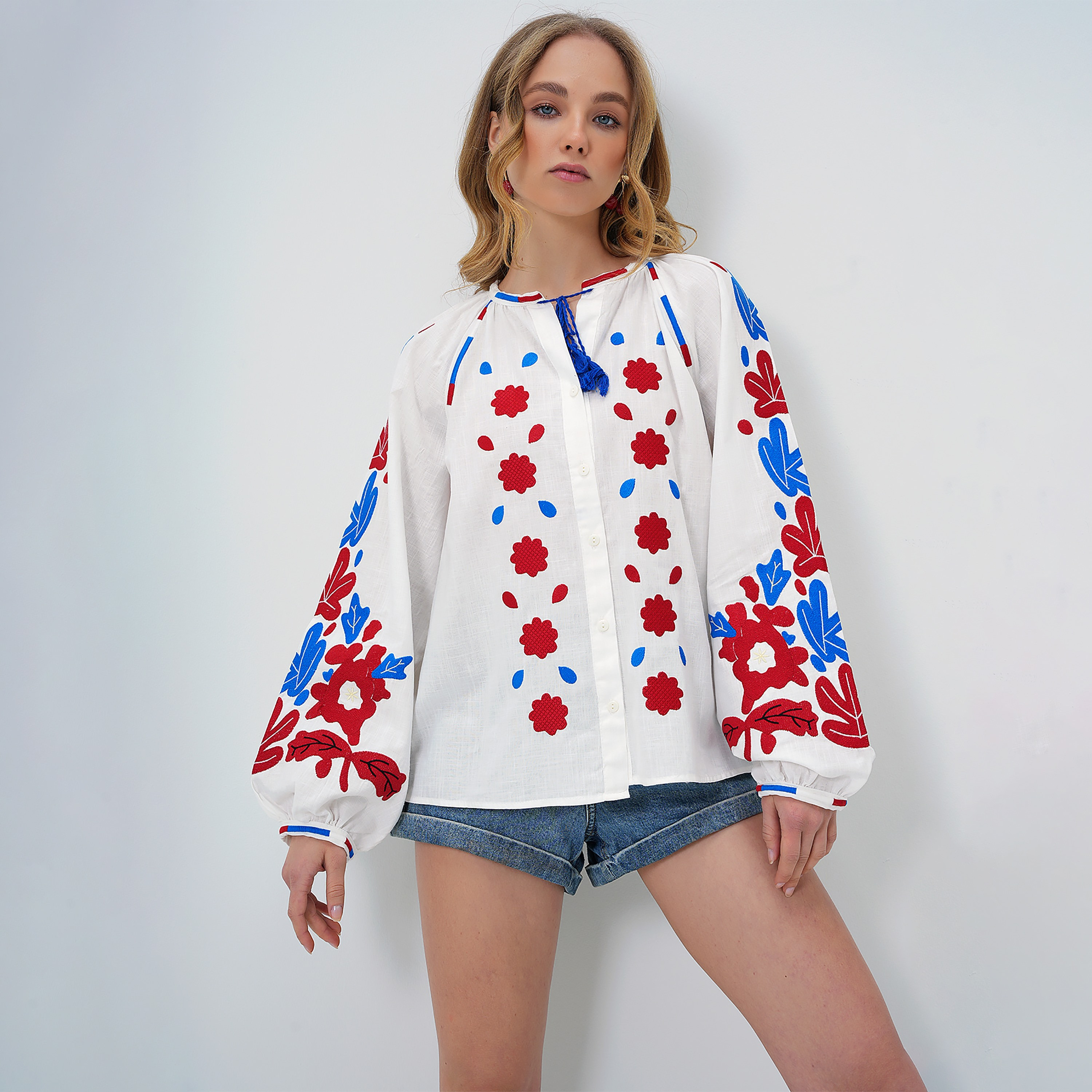 تريند ألاجاتي ستايل قميص نسائي أبيض من القطن المطرّز برباط عند الرقبة وأكمام بالون-women-clothing-shirtsandblouses-shirts-image-2