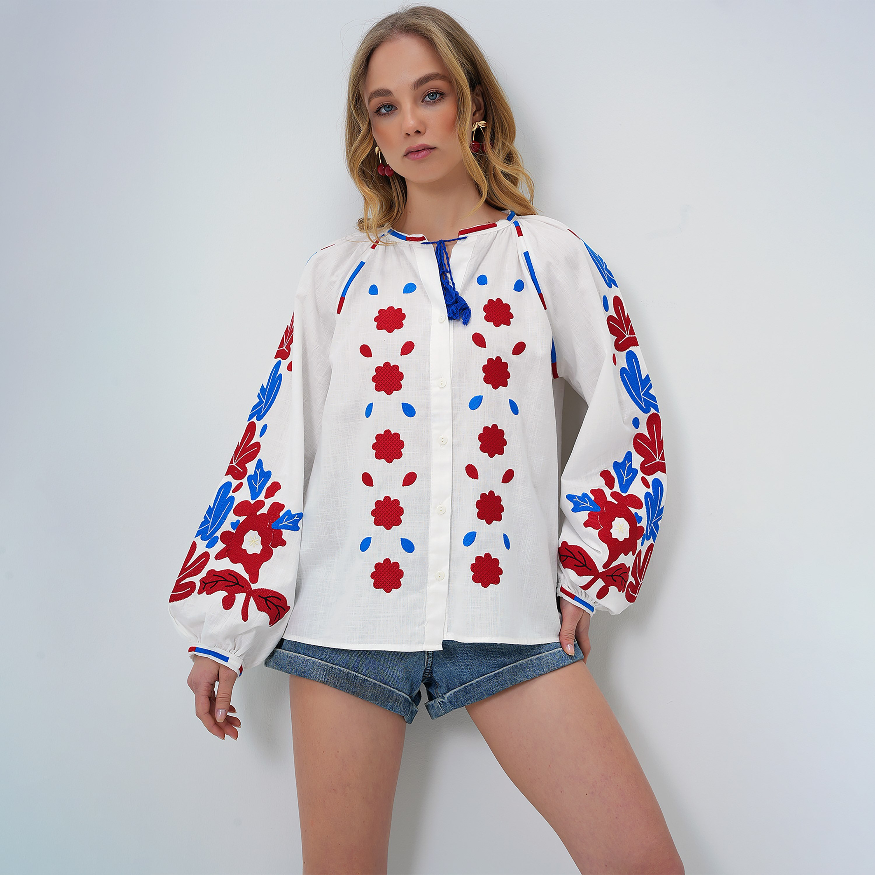 تريند ألاجاتي ستايل قميص نسائي أبيض من القطن المطرّز برباط عند الرقبة وأكمام بالون-women-clothing-shirtsandblouses-shirts-image-3