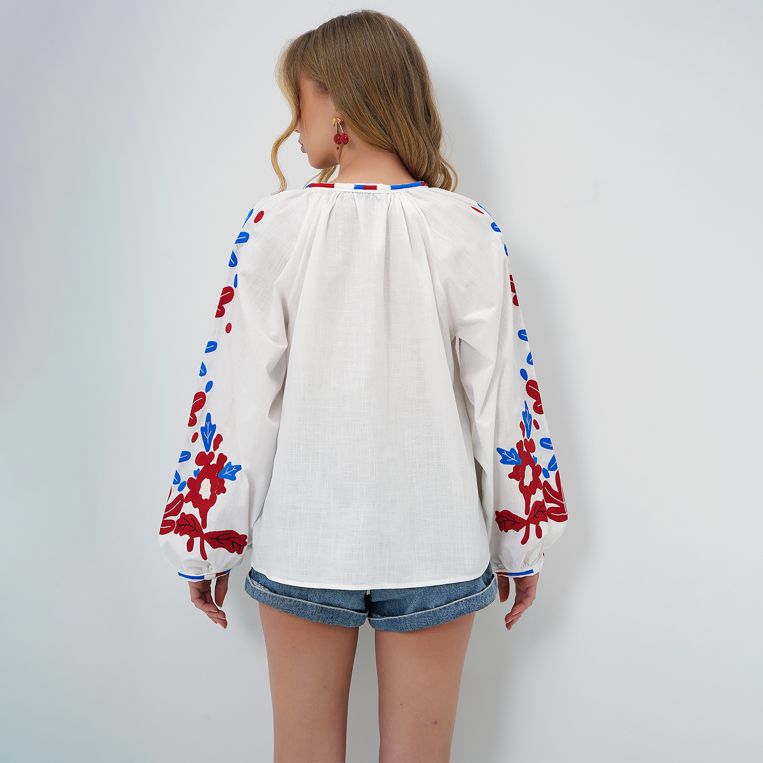 تريند ألاجاتي ستايل قميص نسائي أبيض من القطن المطرّز برباط عند الرقبة وأكمام بالون-women-clothing-shirtsandblouses-shirts-image-4