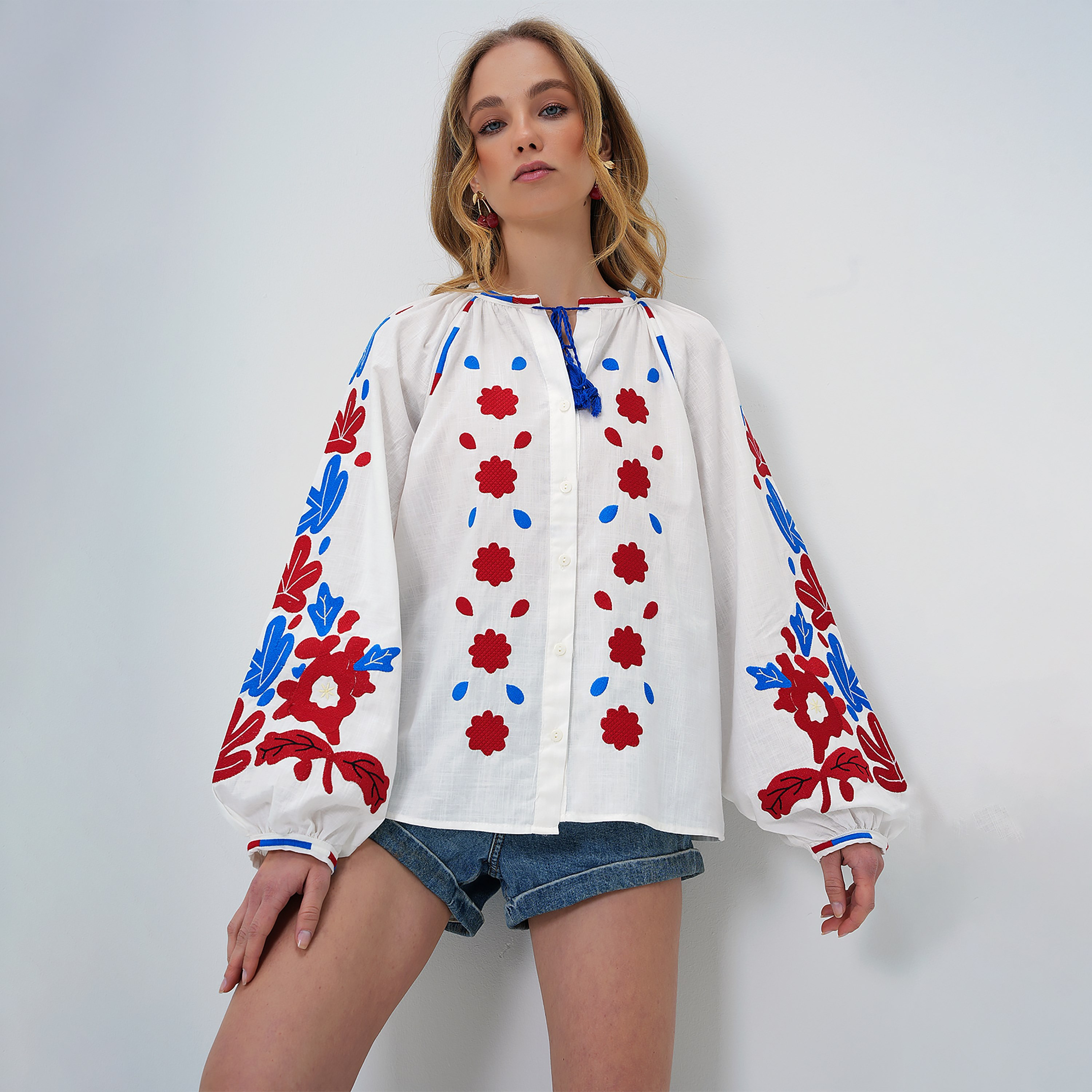 تريند ألاجاتي ستايل قميص نسائي أبيض من القطن المطرّز برباط عند الرقبة وأكمام بالون-women-clothing-shirtsandblouses-shirts-image-5