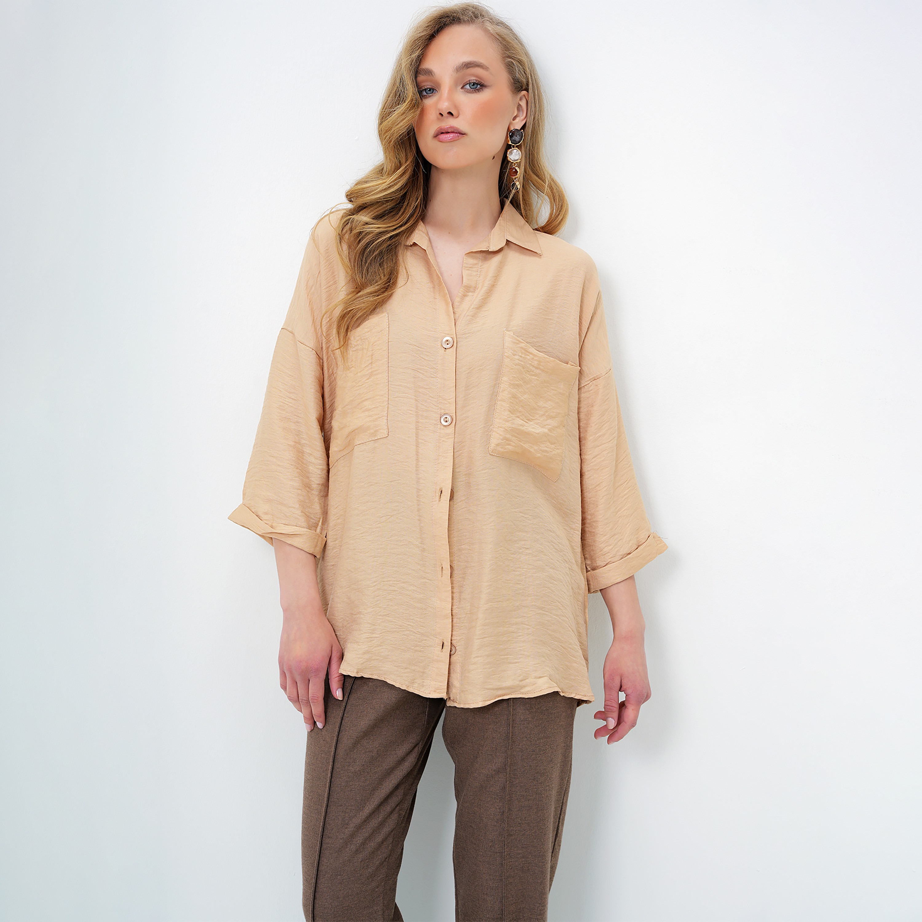 تريند ألاجاتي ستايل قميص نسائي بيج من القطن المحبّك بياقة وأكمام ساقطة-women-clothing-shirtsandblouses-shirts-image-2