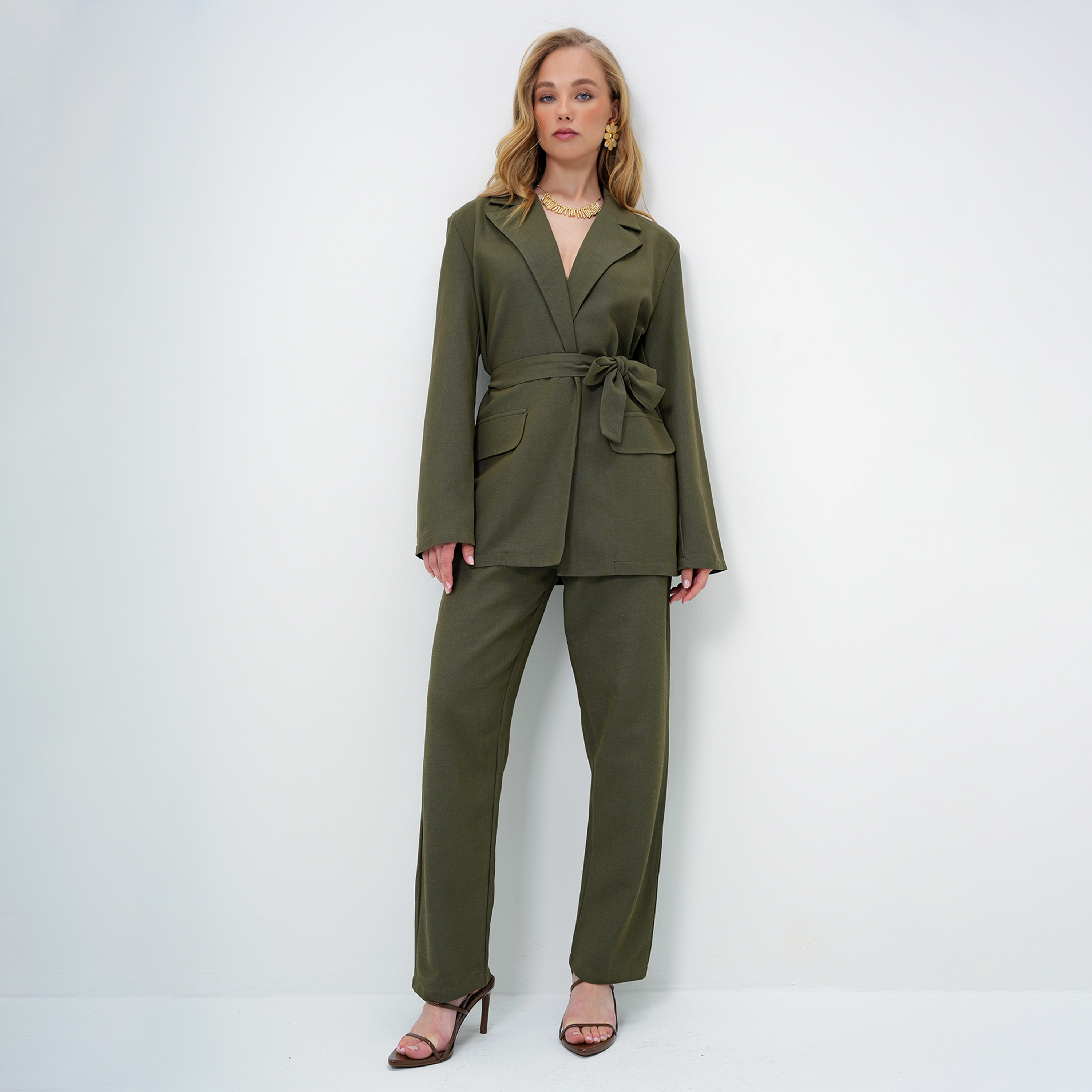 تريند ألاجاتي ستايل طقم بليزر وبنطلون نسائي بلون الكاكي بياقة لابل-women-clothing-coordsets-image-1