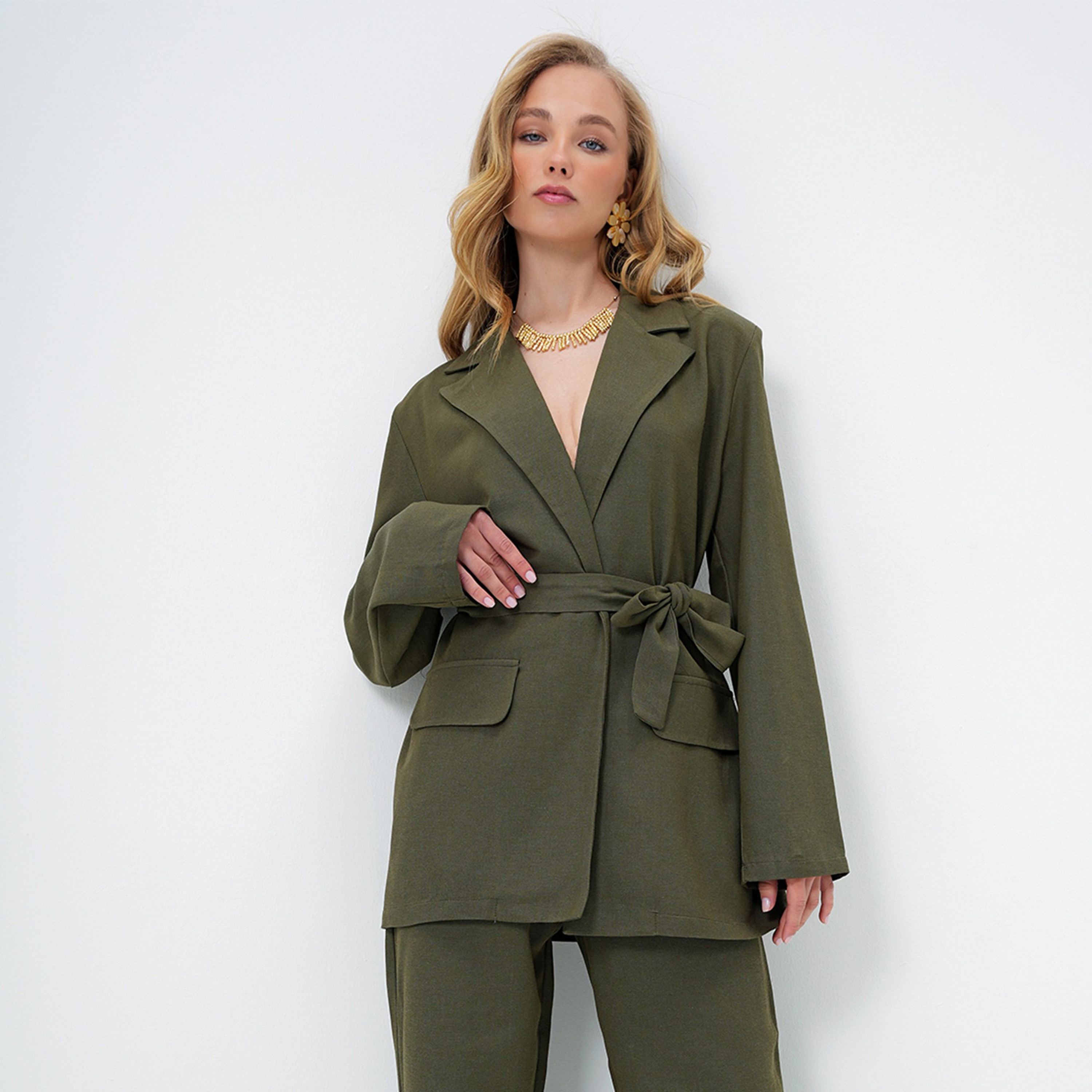 تريند ألاجاتي ستايل طقم بليزر وبنطلون نسائي بلون الكاكي بياقة لابل-women-clothing-coordsets-image-2