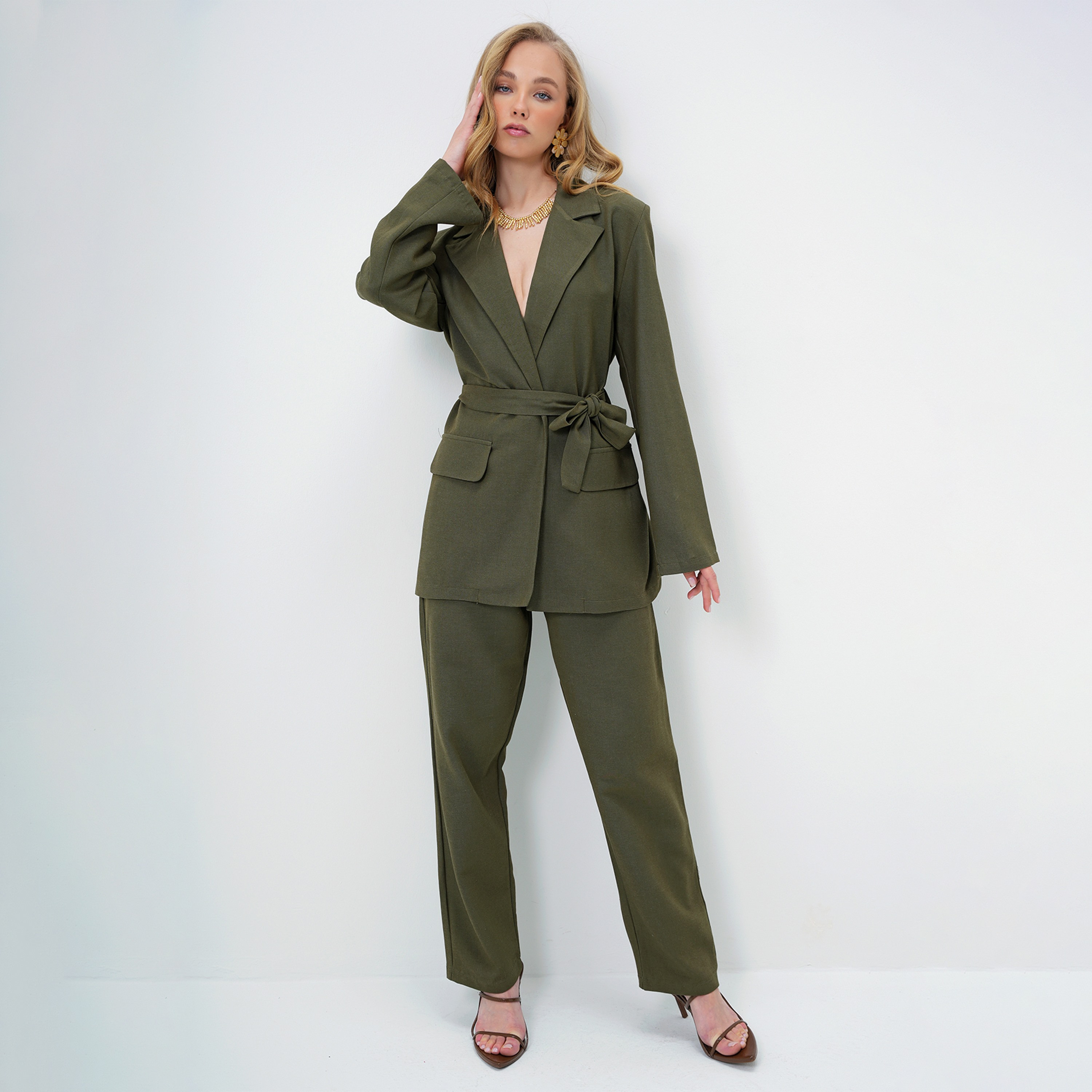 تريند ألاجاتي ستايل طقم بليزر وبنطلون نسائي بلون الكاكي بياقة لابل-women-clothing-coordsets-image-5