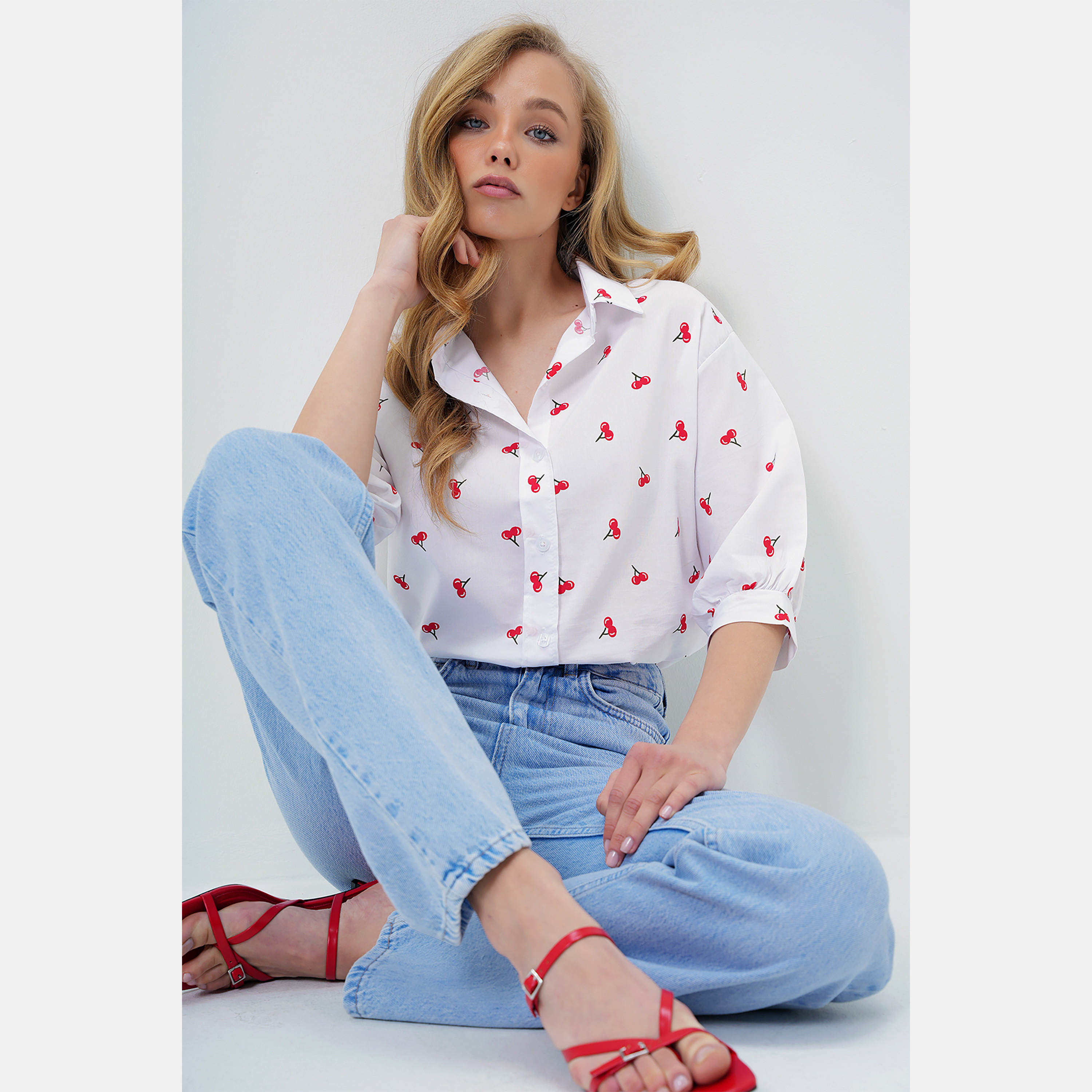 تريند ألاجاتي ستايل قميص نسائي أبيض بياقة وطبعة كرز-women-clothing-shirtsandblouses-shirts-image-2