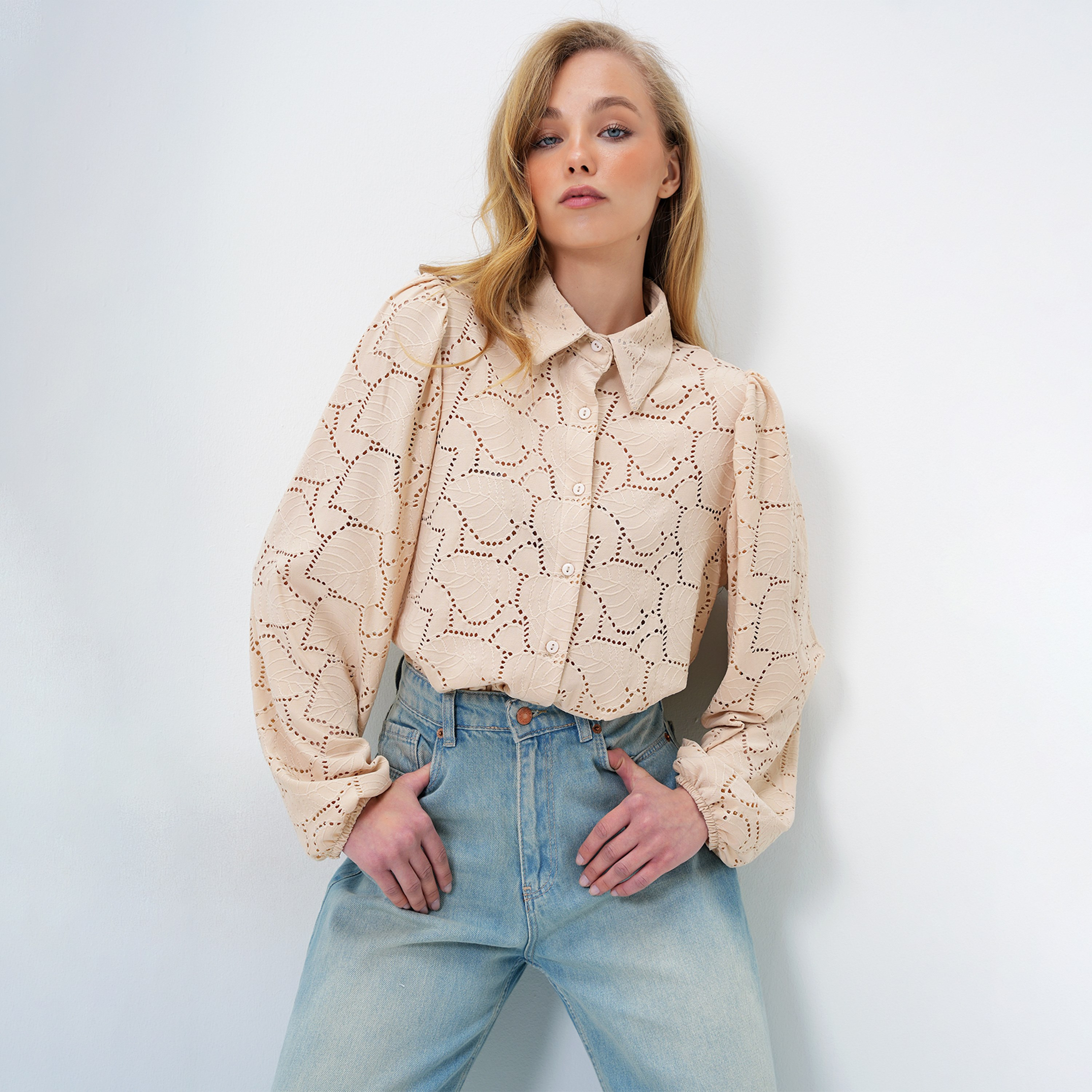 تريند ألاجاتي ستايل قميص نسائي أبيض بتطريز شيفلي وياقة وأكمام منفوخة-women-clothing-shirtsandblouses-shirts-image-5