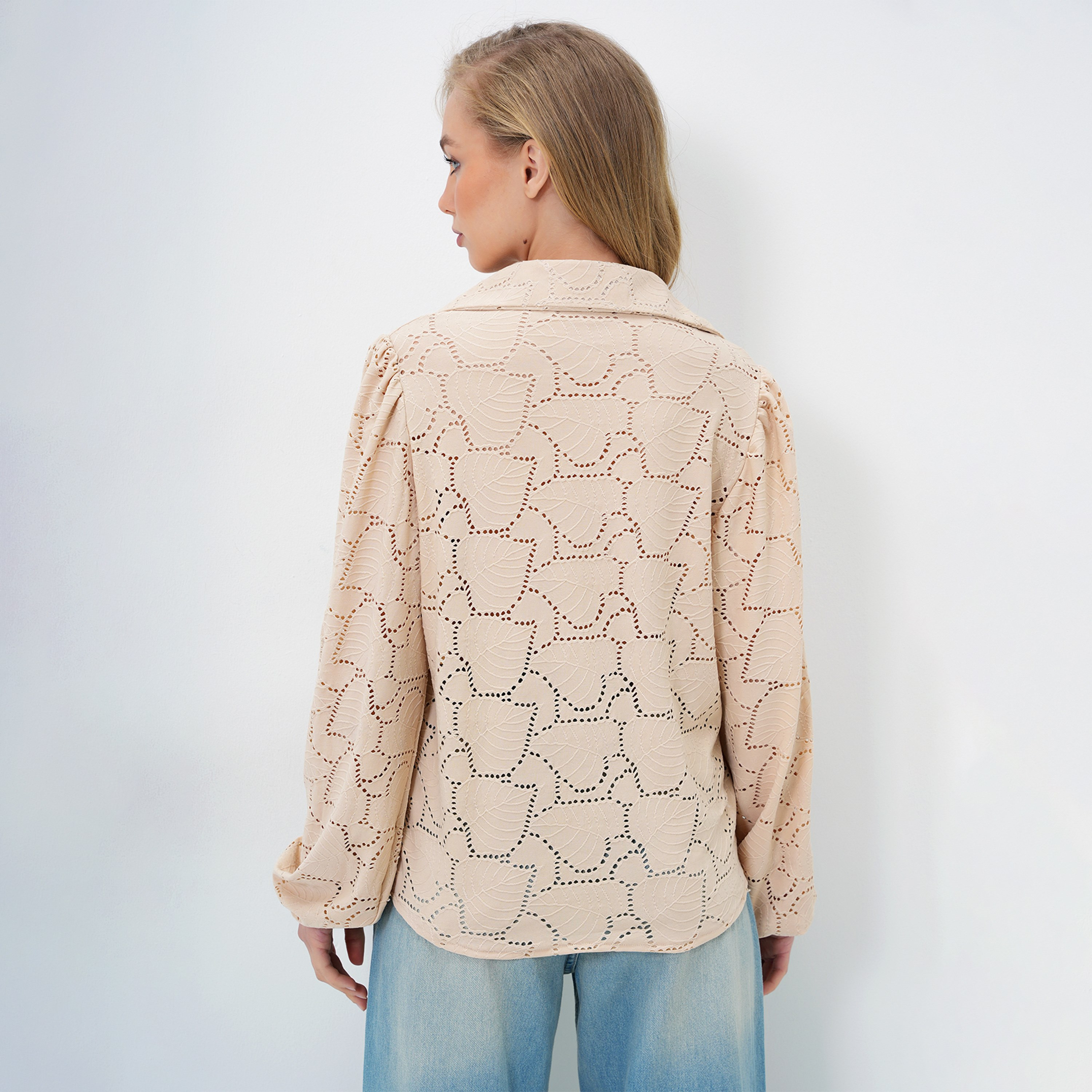 تريند ألاجاتي ستايل قميص نسائي أبيض بتطريز شيفلي وياقة وأكمام منفوخة-women-clothing-shirtsandblouses-shirts-image-7