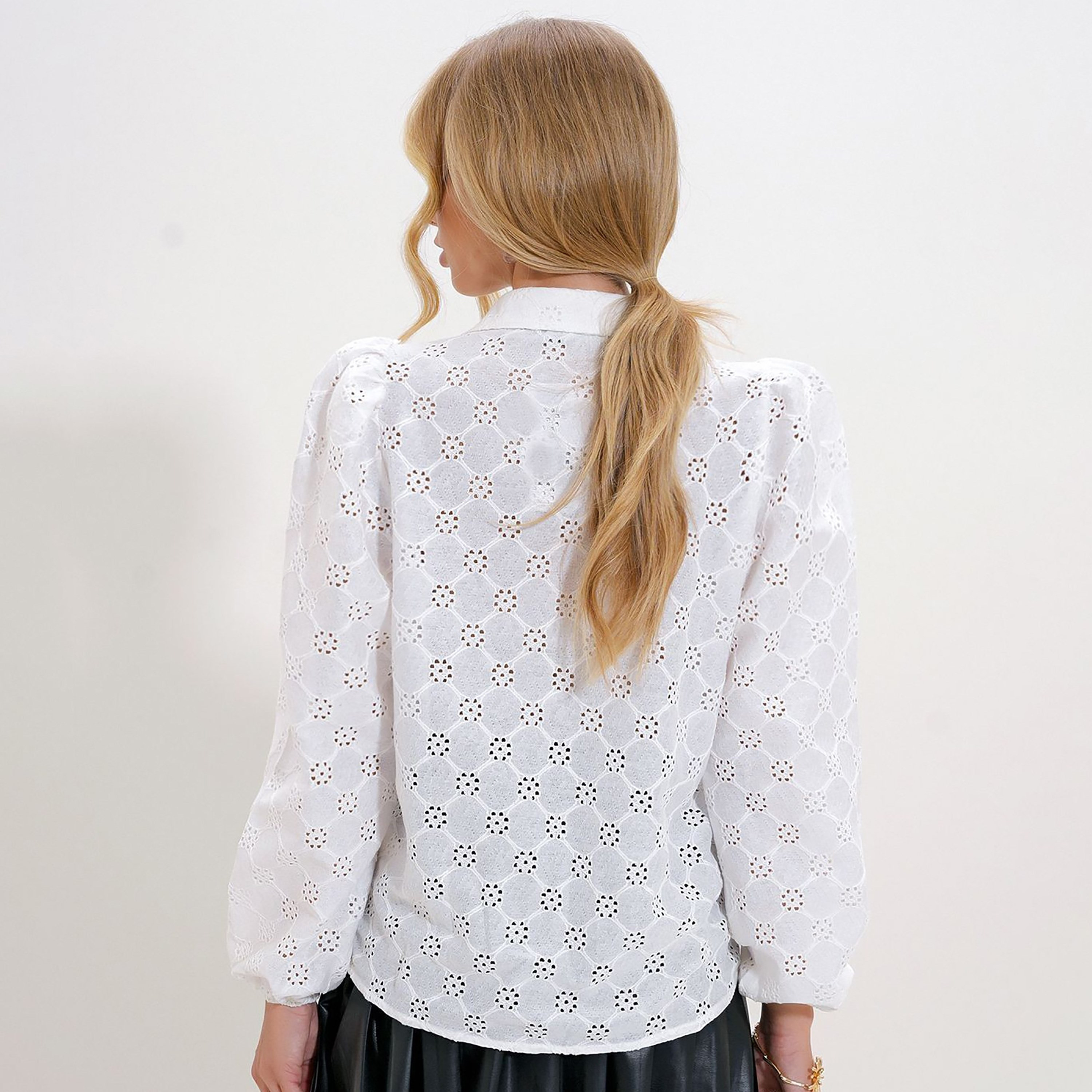 تريند ألاجاتي ستايل قميص نسائي أبيض بتطريز شيفلي وياقة وأكمام منفوخة-women-clothing-shirtsandblouses-shirts-image-3