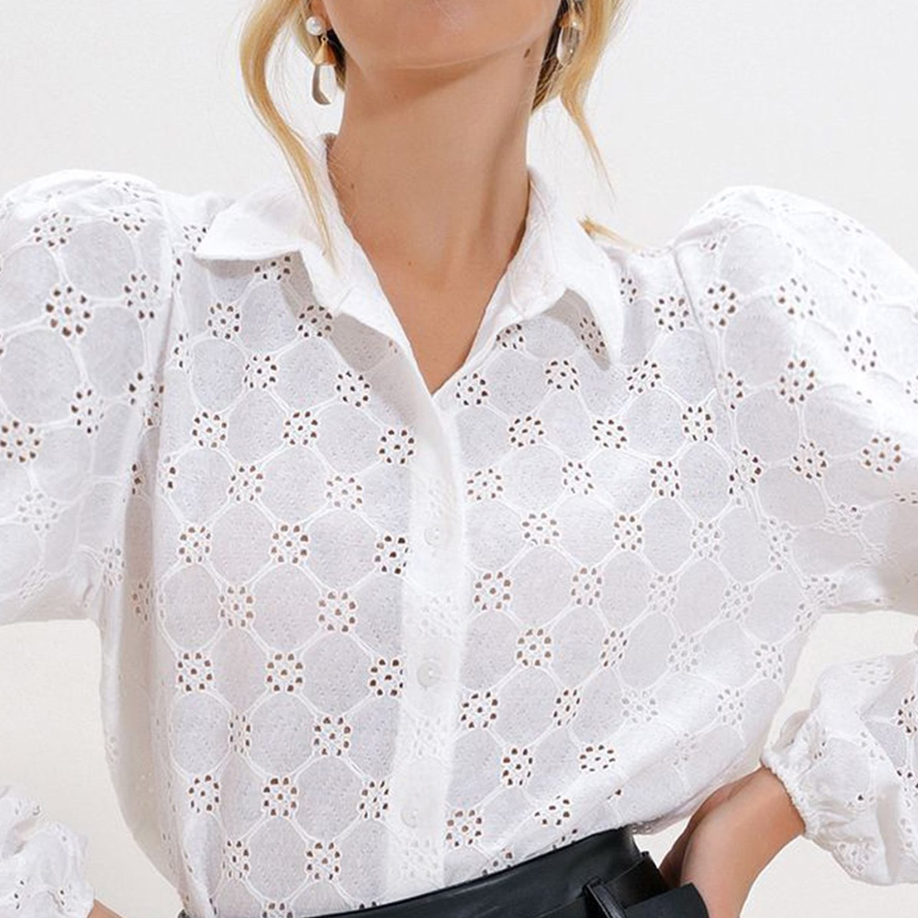 تريند ألاجاتي ستايل قميص نسائي أبيض بتطريز شيفلي وياقة وأكمام منفوخة-women-clothing-shirtsandblouses-shirts-image-4