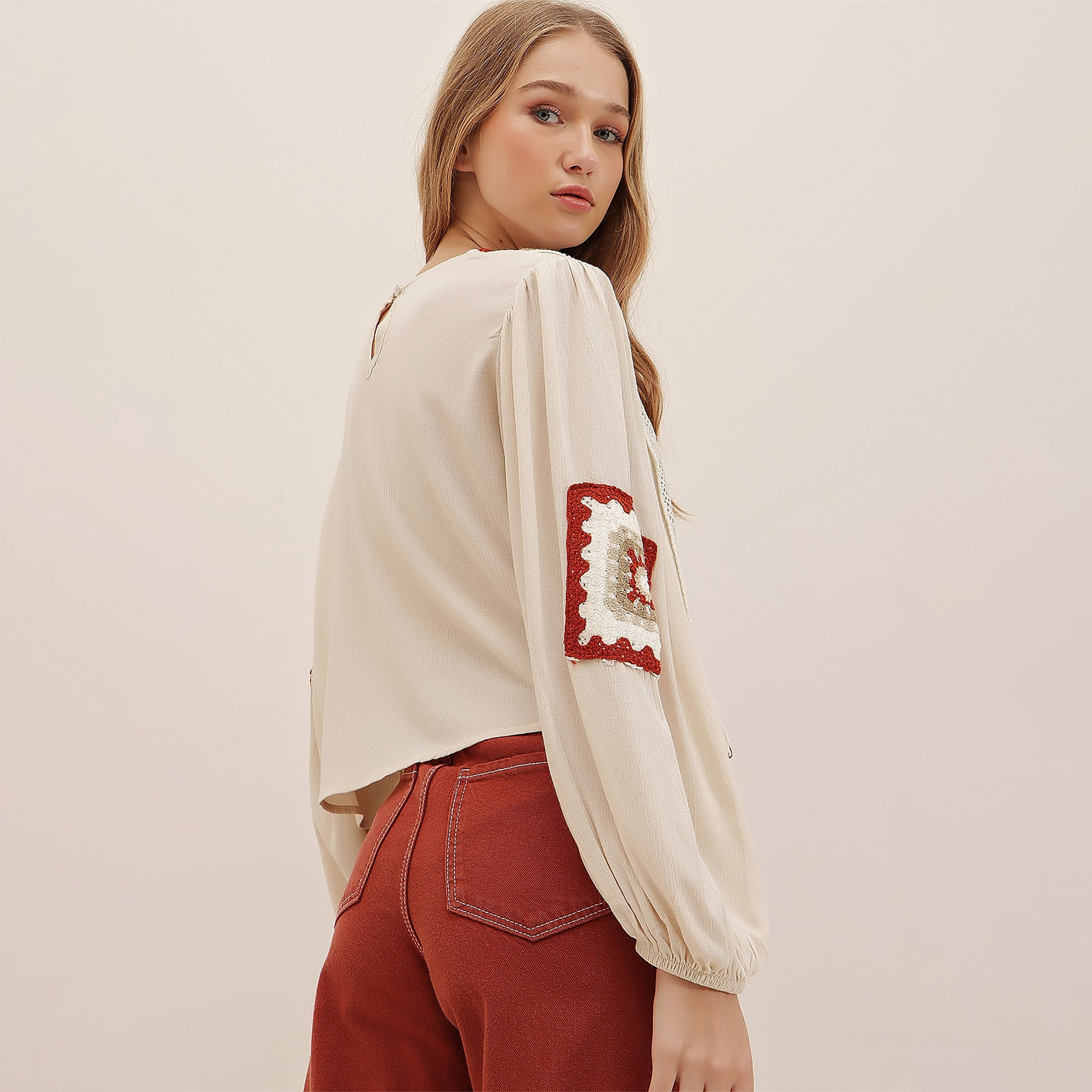 Trend Alacati Stili Crochet Patchwork Scalloped Detail Neck Balloon Sleeves Beige Women's Blouse-women-clothing-shirtsandblouses-blouses-image-3
