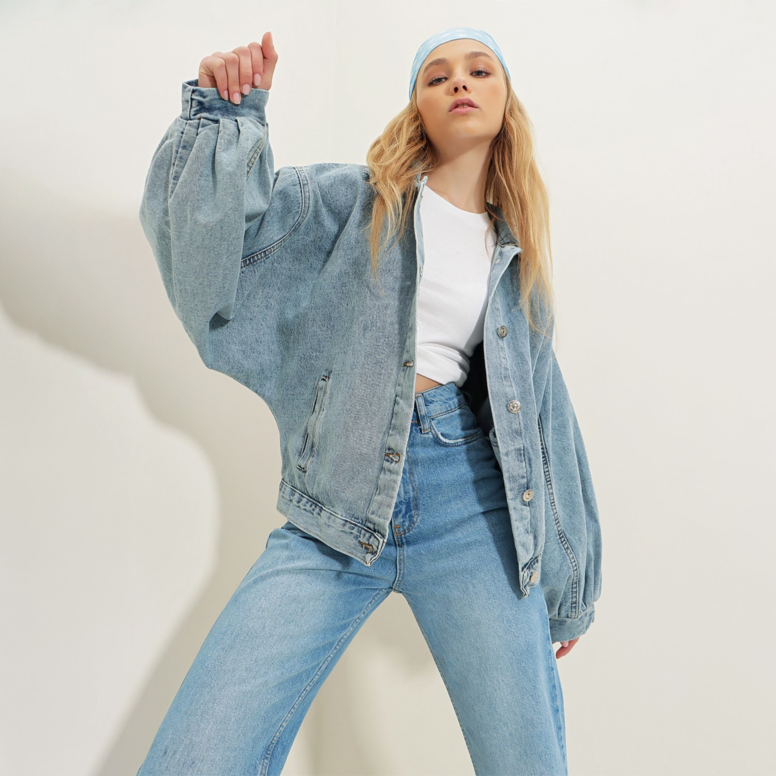 تريند ألاجاتي ستايل جاكيت جينز نسائي أزرق من القطن المغسول بياقة وأكمام بالون-women-winterwear-coatsandjackets-jackets-image-1