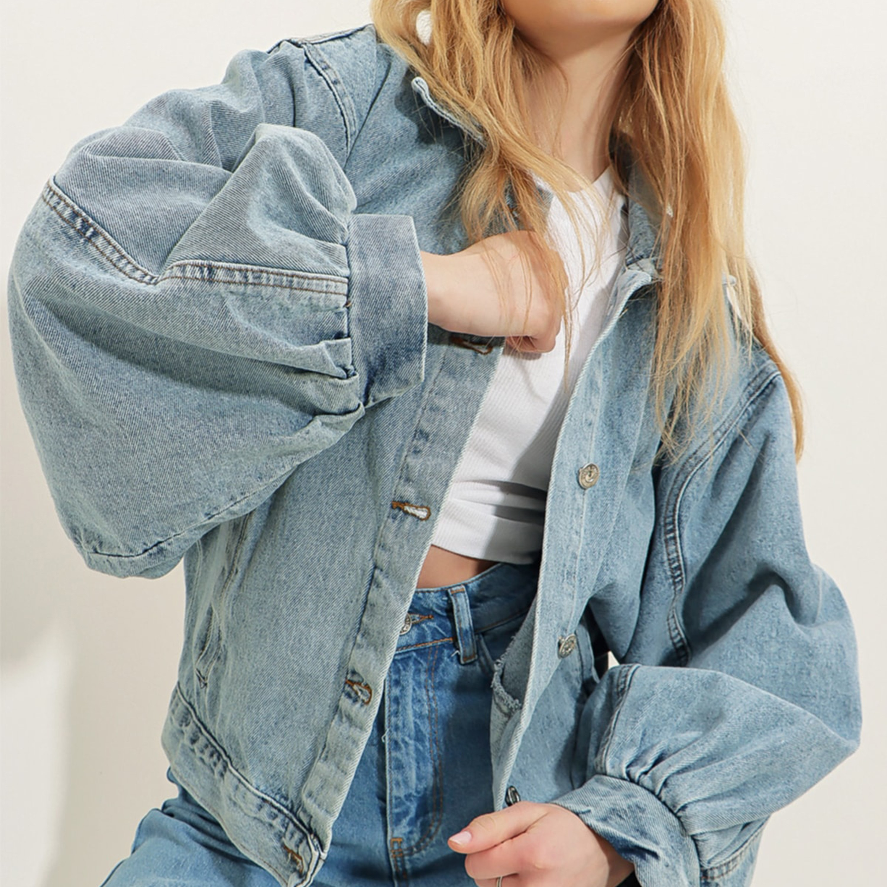 تريند ألاجاتي ستايل جاكيت جينز نسائي أزرق من القطن المغسول بياقة وأكمام بالون-women-winterwear-coatsandjackets-jackets-image-3