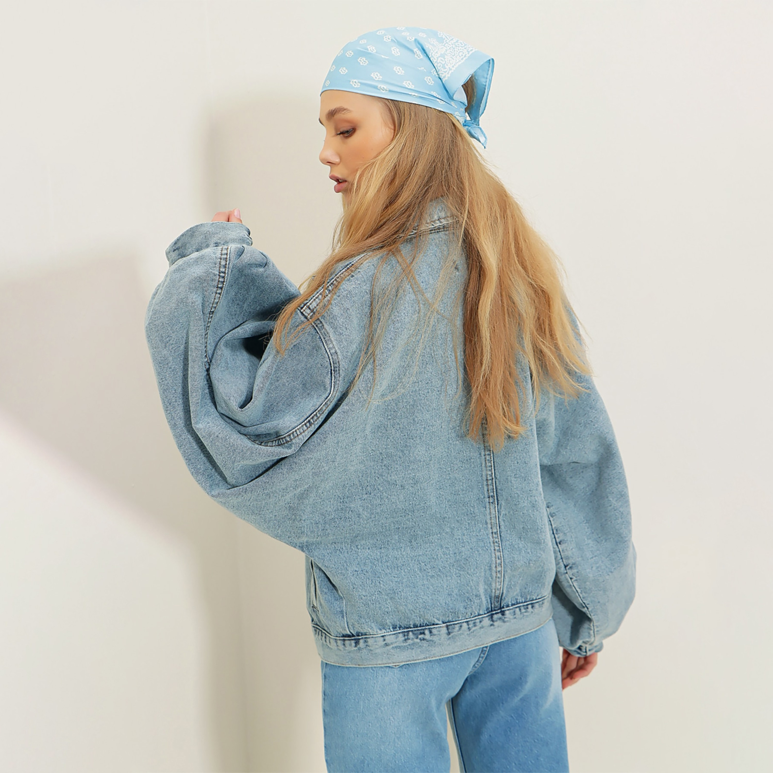 تريند ألاجاتي ستايل جاكيت جينز نسائي أزرق من القطن المغسول بياقة وأكمام بالون-women-winterwear-coatsandjackets-jackets-image-4