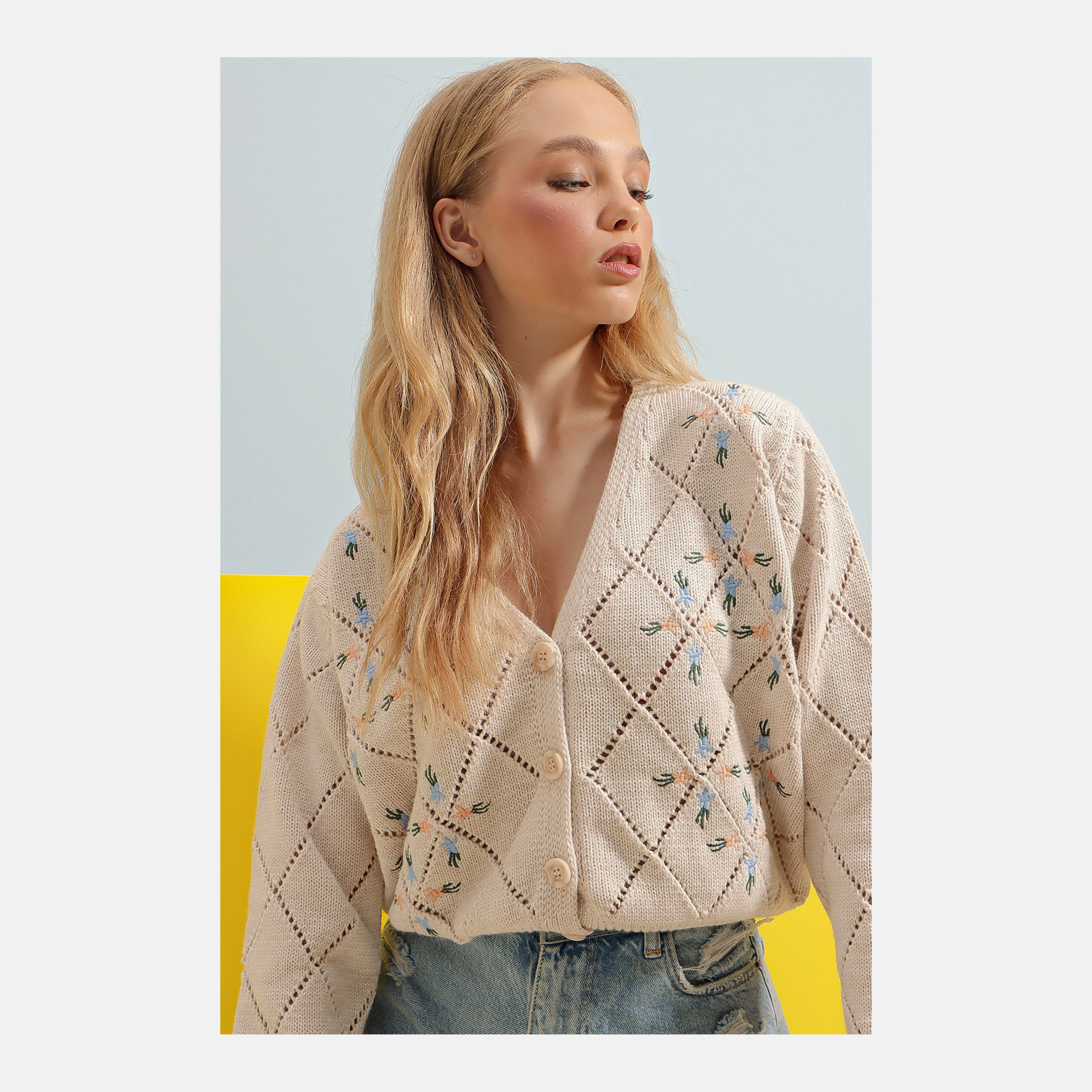 تريند ألاجاتي ستايل كارديجان نسائي بيج من الأكريليك المطرّز-women-winterwear-cardigansandjumpers-cardigans-image-2
