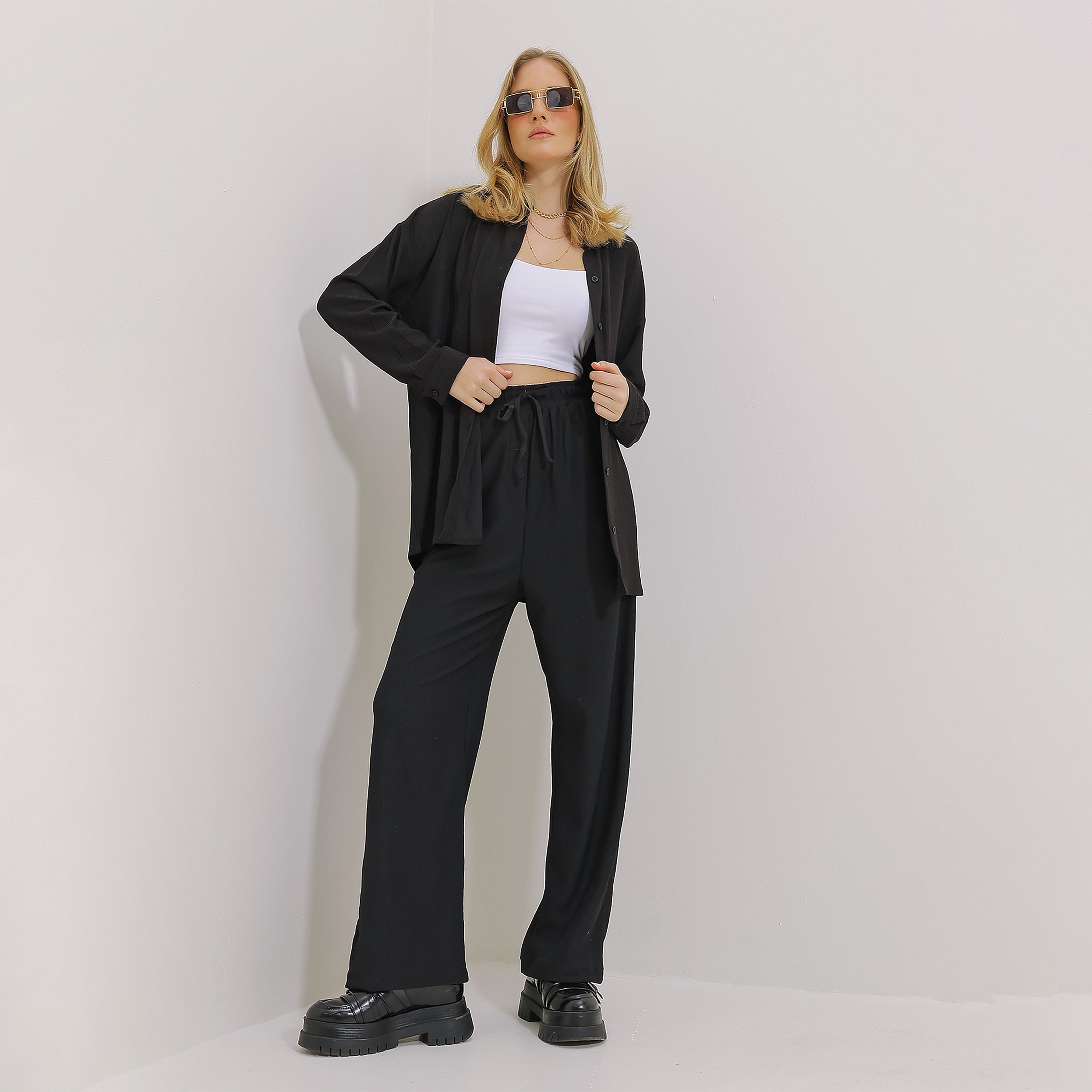 تريند ألاجاتي ستايل قميص نسائي أسود بنسيج محبّك وياقة-women-clothing-shirtsandblouses-shirts-image-2