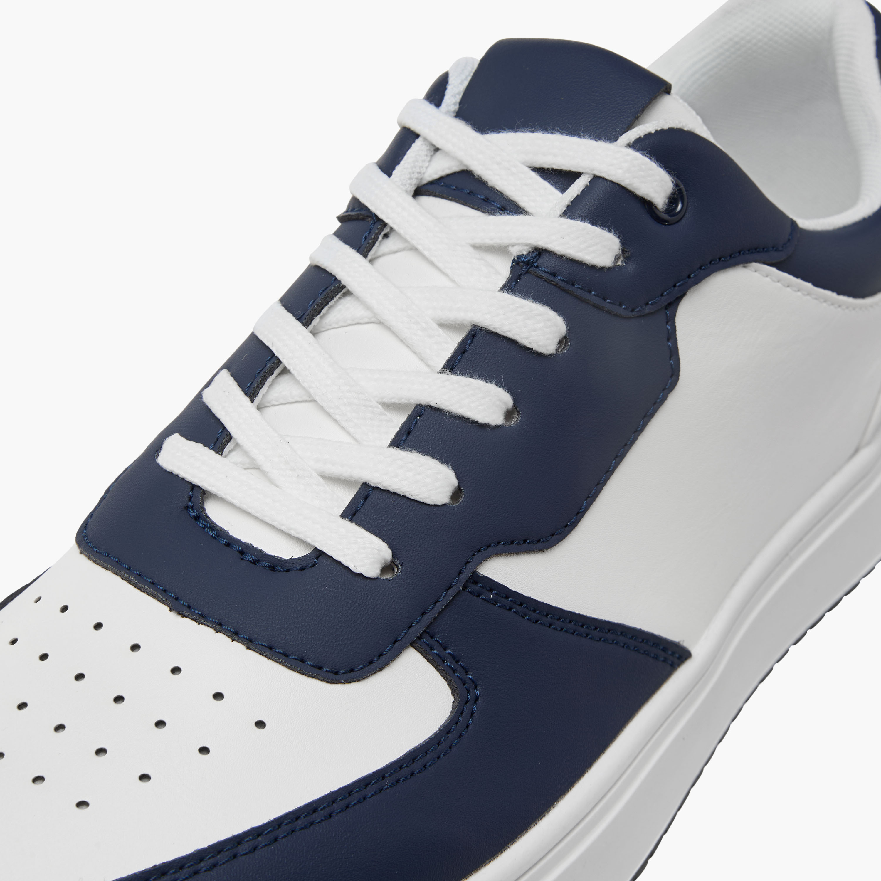 حذاء سنيكرز مثقب برباط إغلاق للرجال من إل بي إل من شو إكسبريس-men-shoes-sneakers-image-4
