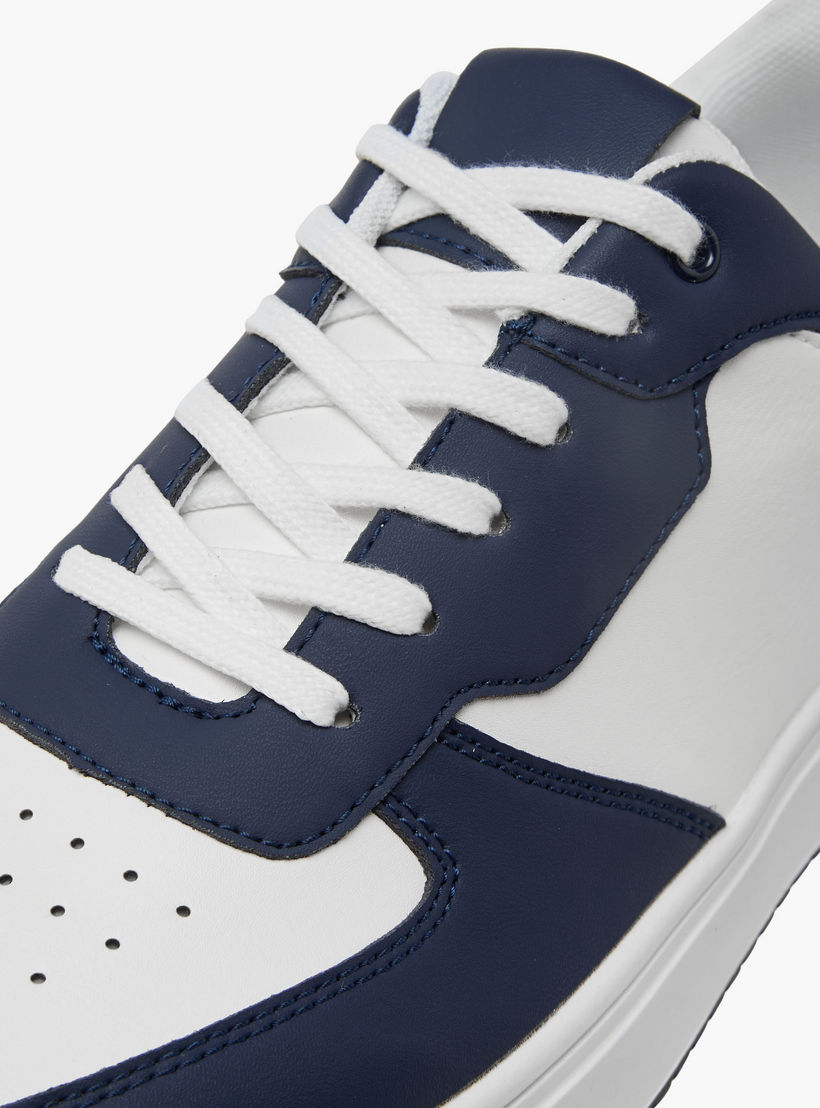 حذاء سنيكرز مثقب برباط إغلاق للرجال من إل بي إل من شو إكسبريس-men-shoes-sneakers-image-4