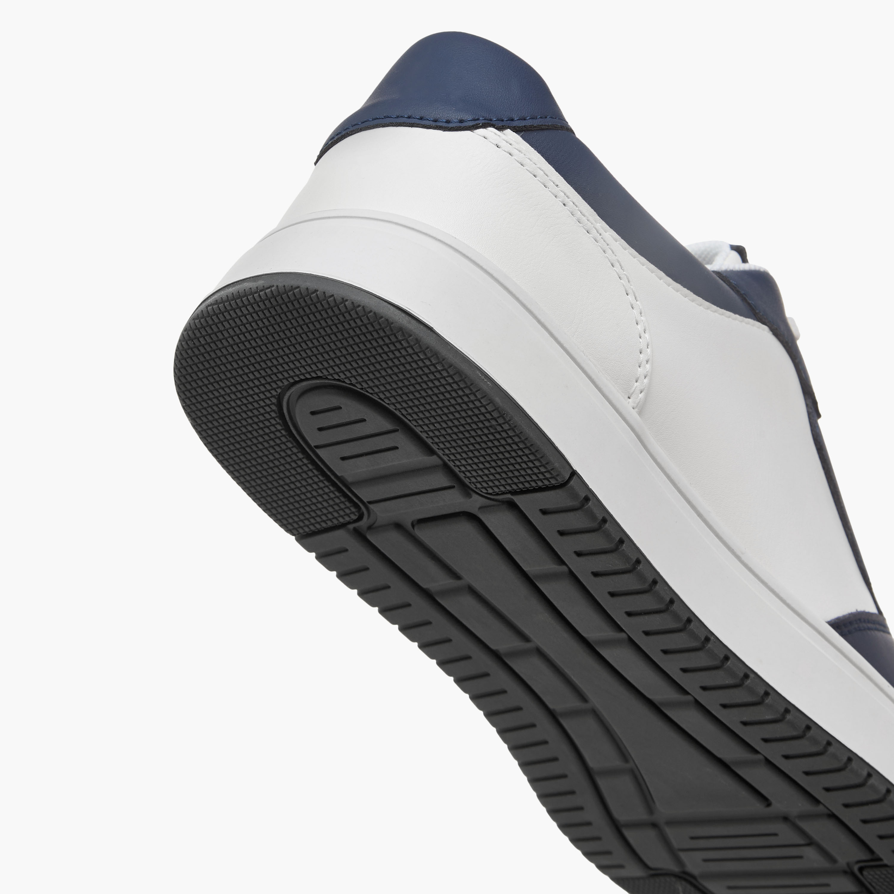 حذاء سنيكرز مثقب برباط إغلاق للرجال من إل بي إل من شو إكسبريس-men-shoes-sneakers-image-5