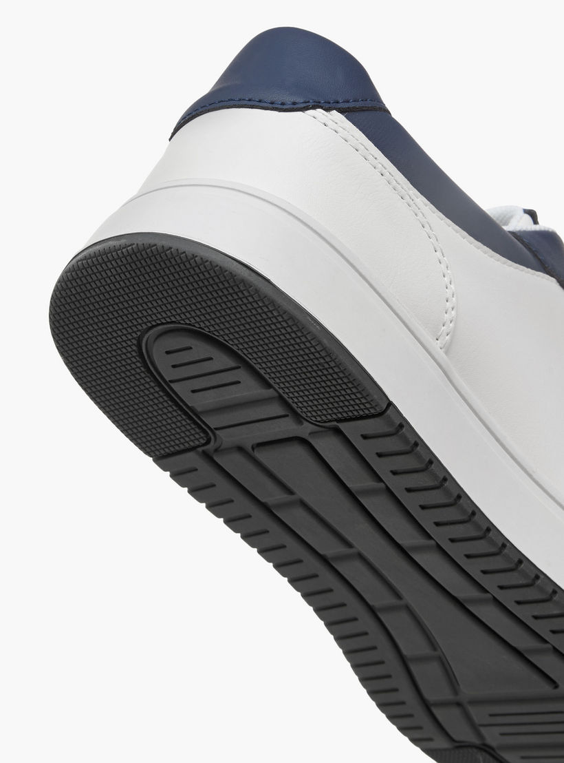 حذاء سنيكرز مثقب برباط إغلاق للرجال من إل بي إل من شو إكسبريس-men-shoes-sneakers-image-5