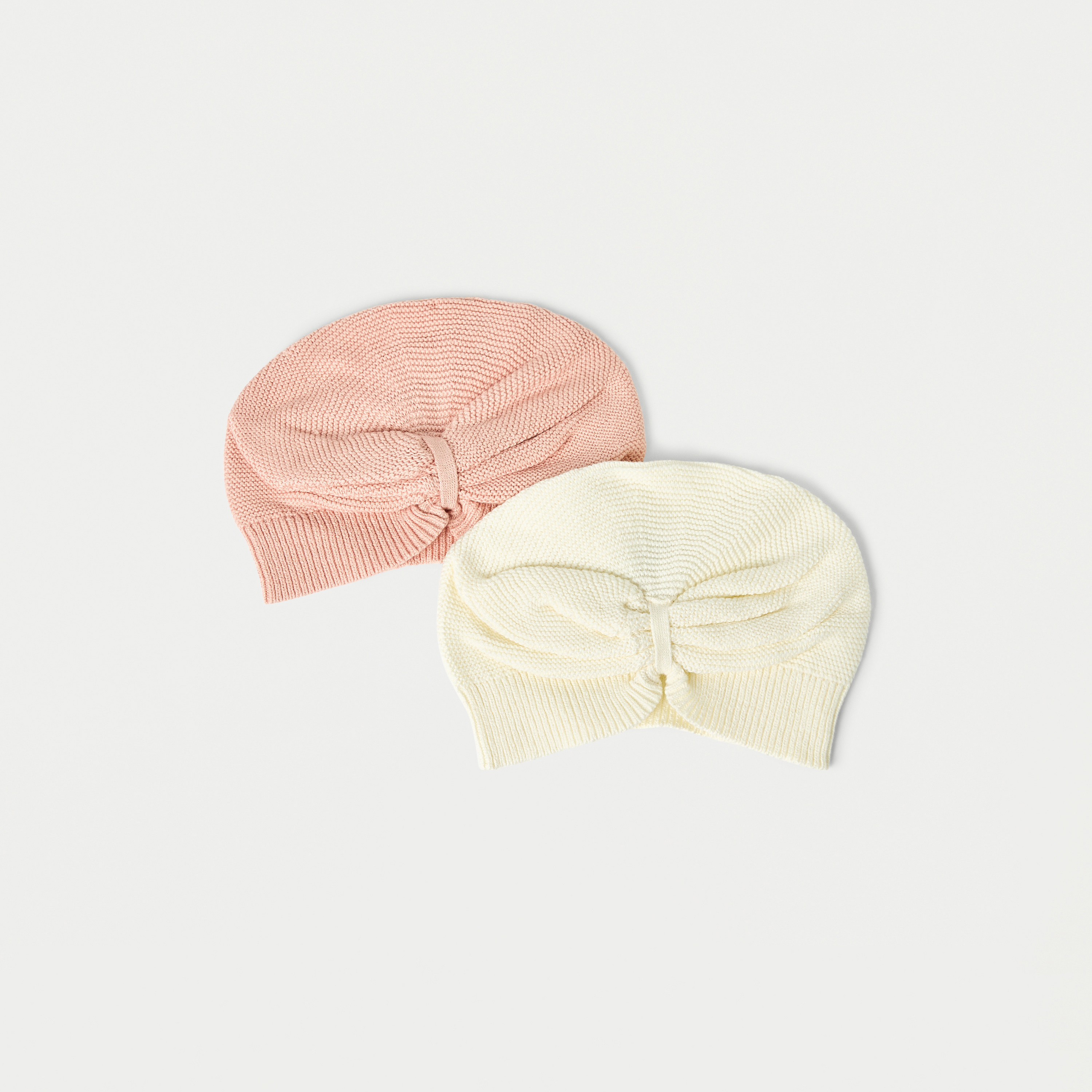 قبعة بيني بارزة الملمس بتفاصيل فيونكة من جونيورز- طقم من قطعتين-baby-girls-accessories-caps-image-1