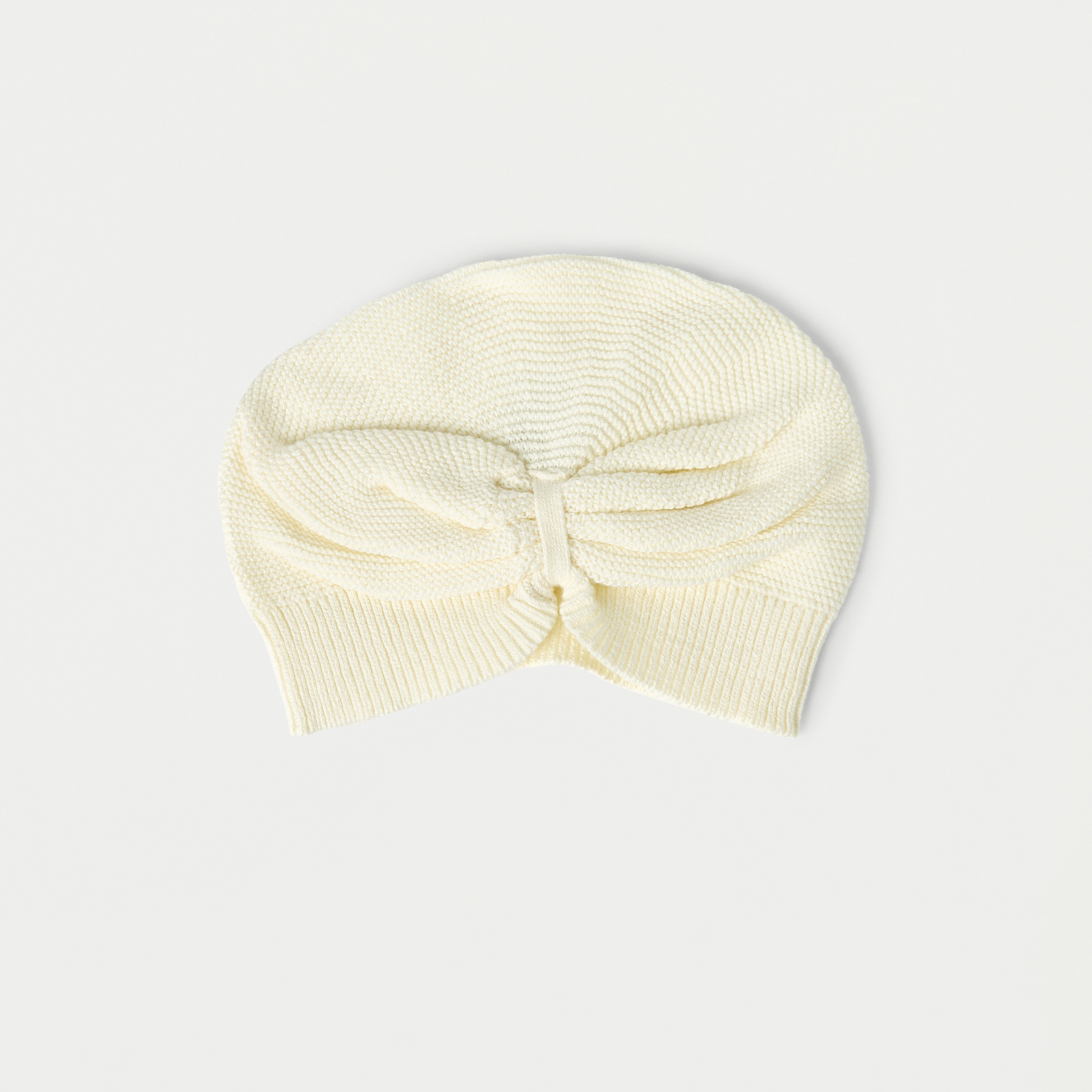 قبعة بيني بارزة الملمس بتفاصيل فيونكة من جونيورز- طقم من قطعتين-baby-girls-accessories-caps-image-2