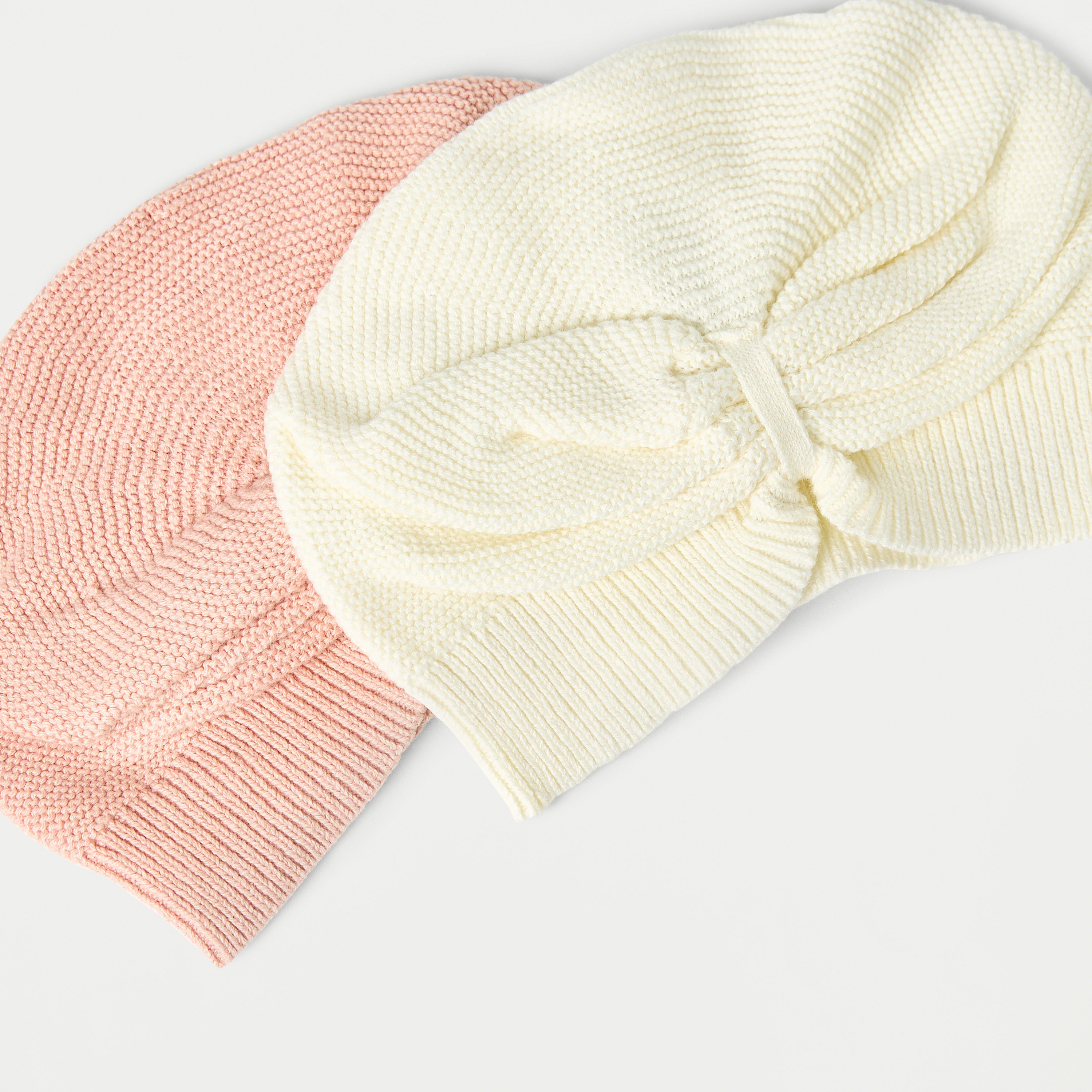 قبعة بيني بارزة الملمس بتفاصيل فيونكة من جونيورز- طقم من قطعتين-baby-girls-accessories-caps-image-4