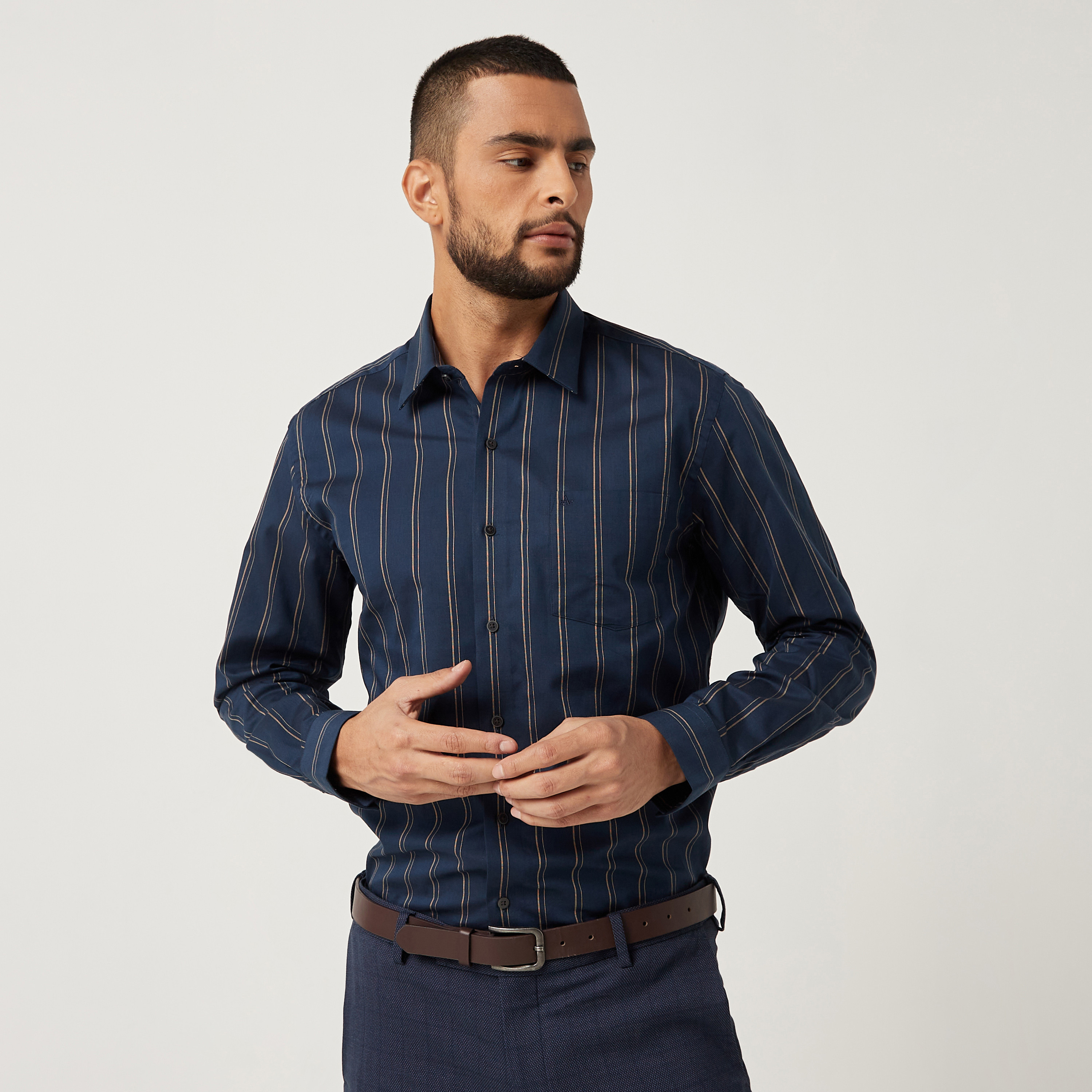 قميص فارمل بأكمام طويلة وياقة مخططة باللون الأزرق الداكن للرجال من آیرو-men-clothing-shirts-image-1