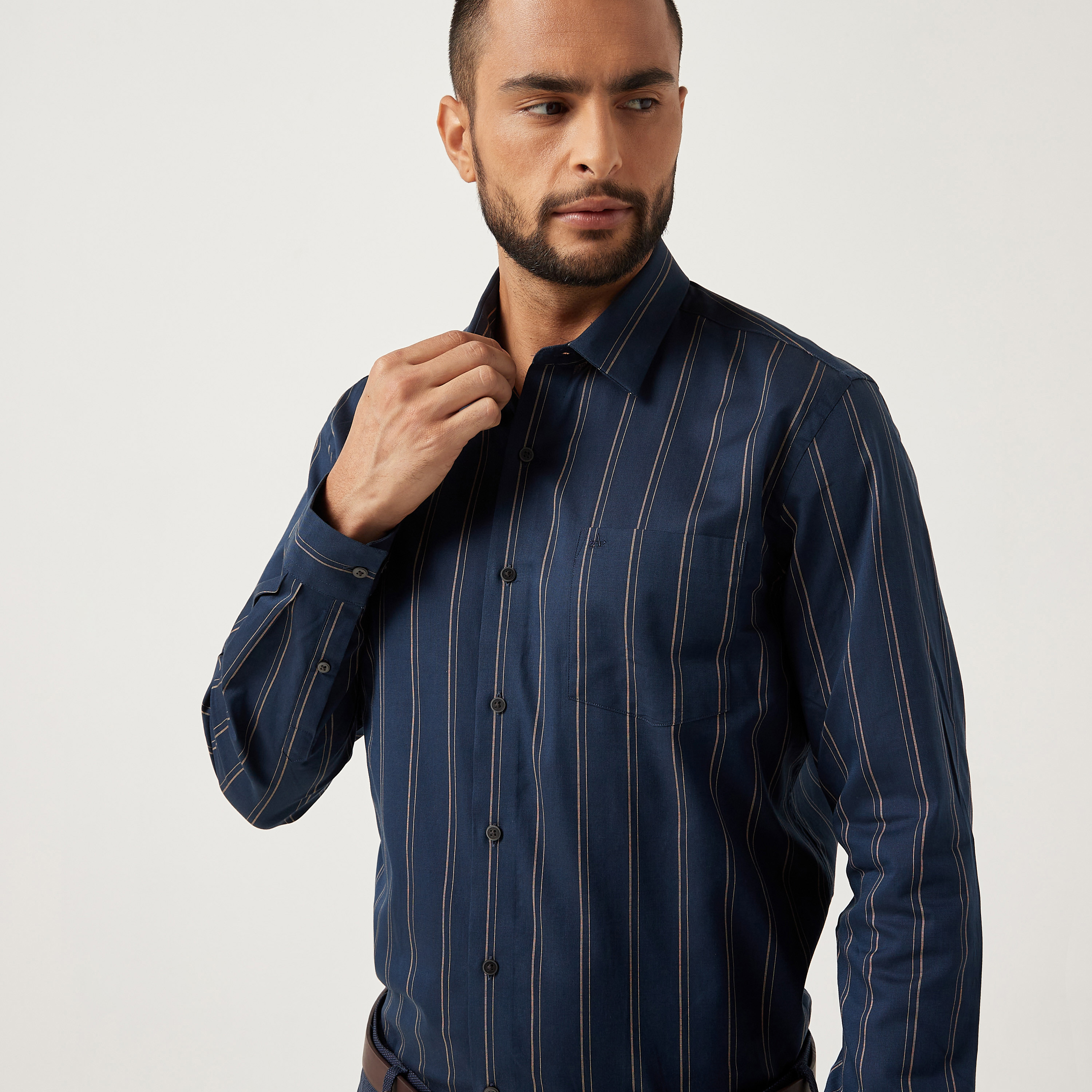 قميص فارمل بأكمام طويلة وياقة مخططة باللون الأزرق الداكن للرجال من آیرو-men-clothing-shirts-image-2