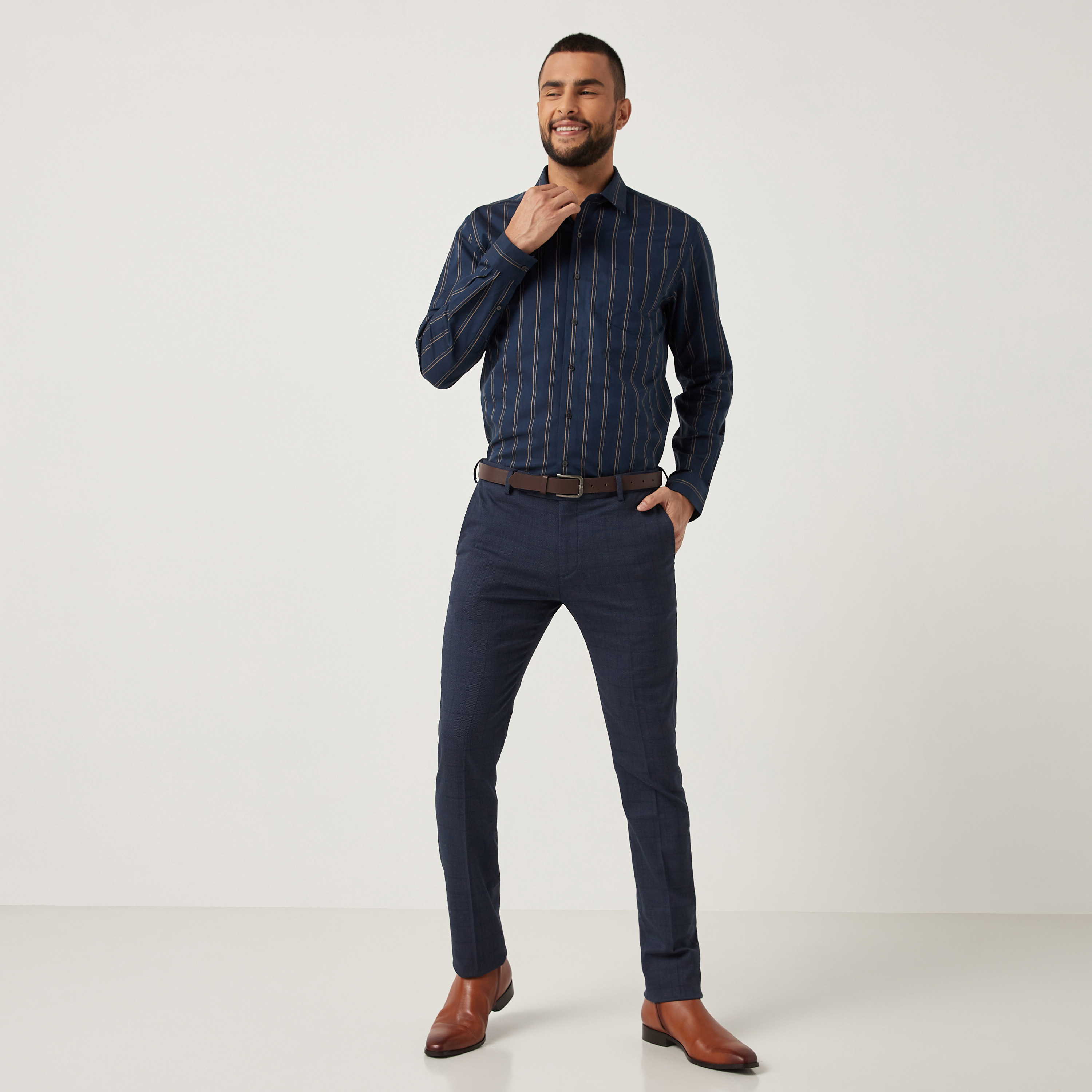 قميص فارمل بأكمام طويلة وياقة مخططة باللون الأزرق الداكن للرجال من آیرو-men-clothing-shirts-image-4