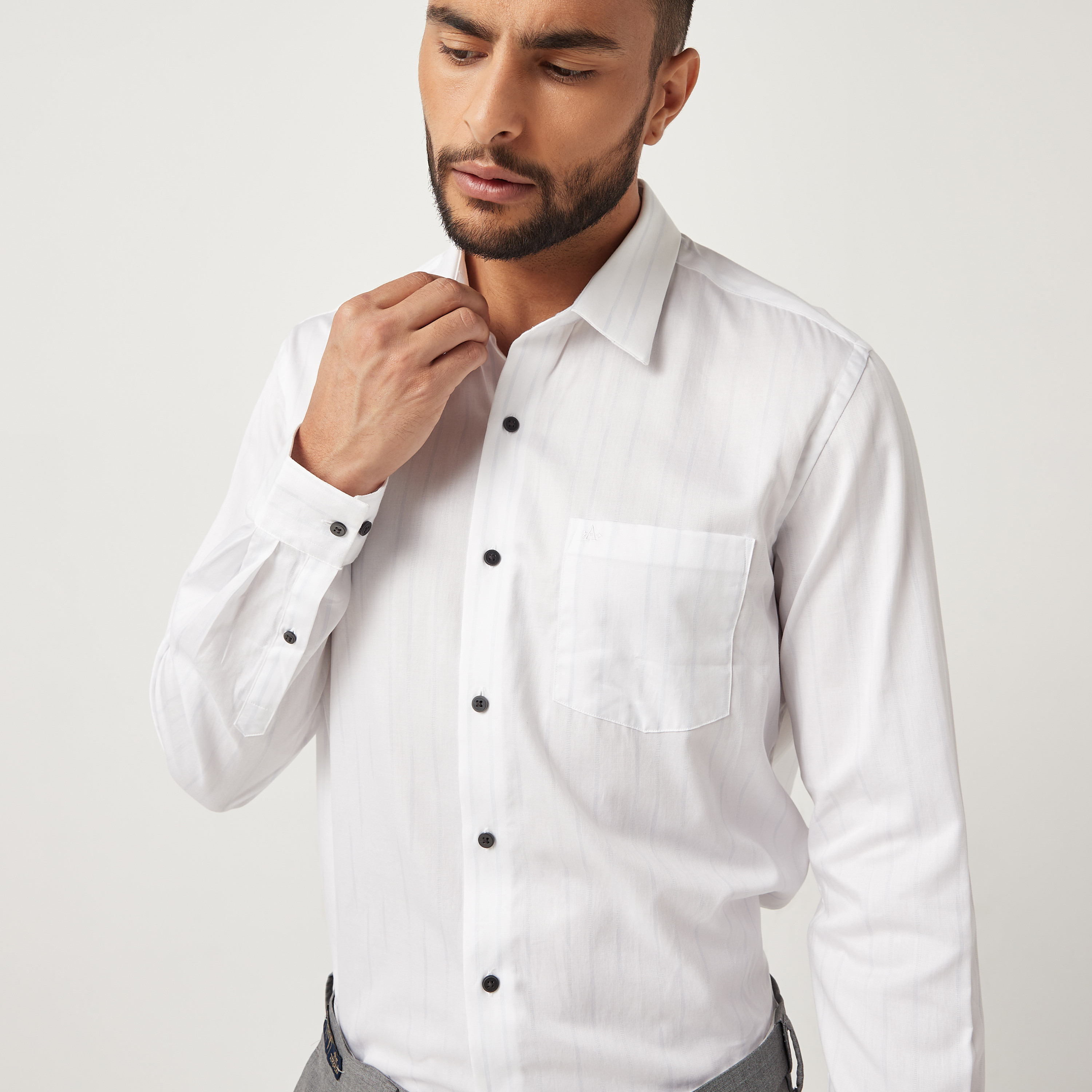 قميص فارمل بأكمام طويلة وياقة مخططة باللون الأبیض للرجال من آیرو-men-clothing-shirts-image-2