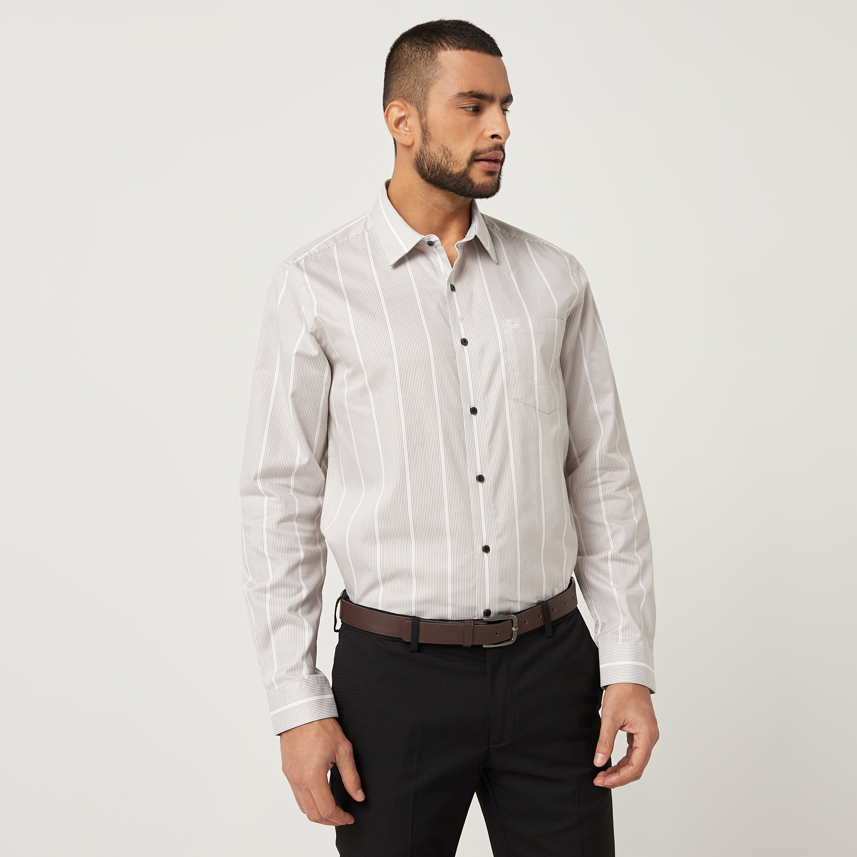 قميص فارمل بأكمام طويلة وياقة مخططة باللون الأبیض للرجال من آیرو-men-clothing-shirts-image-1