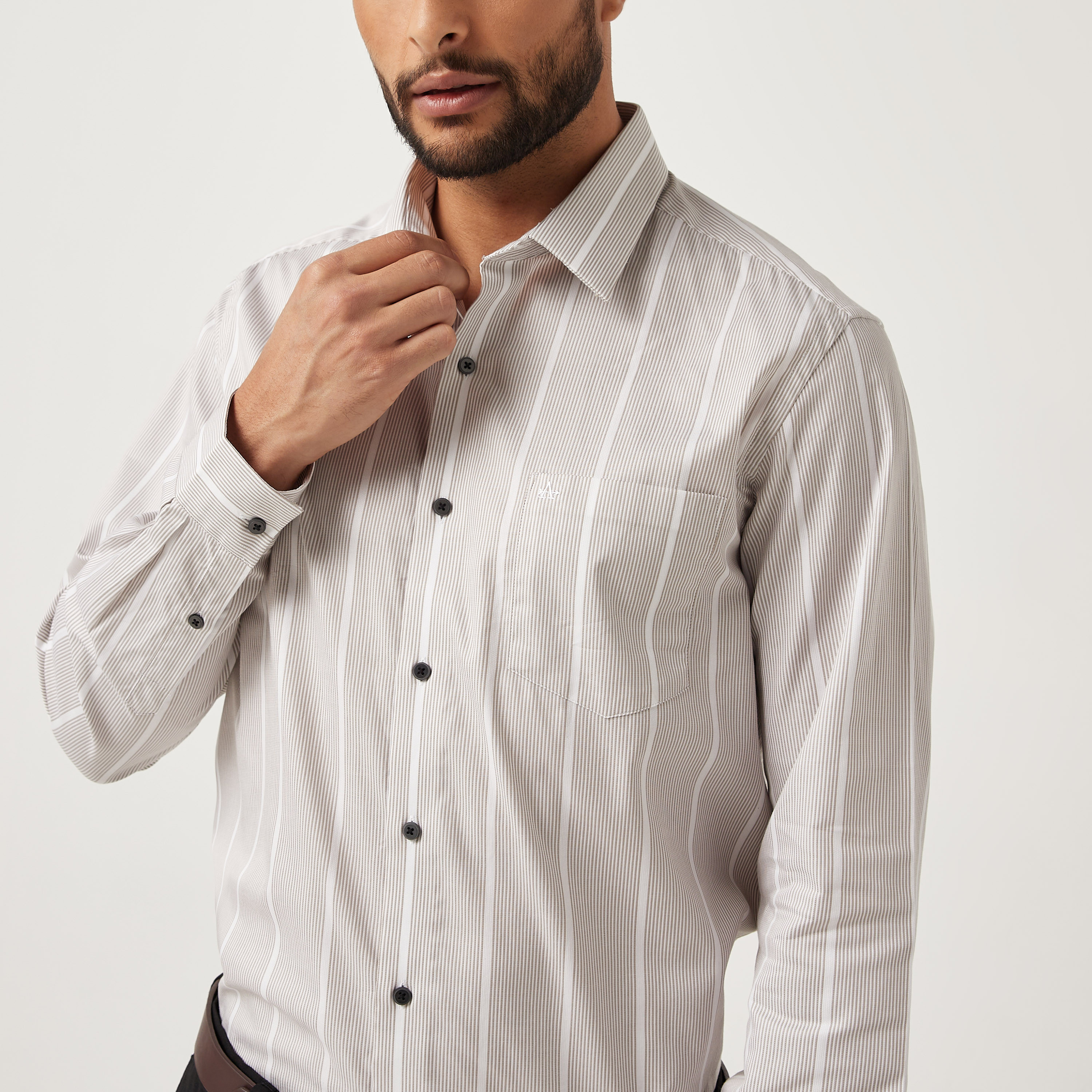 قميص فارمل بأكمام طويلة وياقة مخططة باللون الأبیض للرجال من آیرو-men-clothing-shirts-image-2