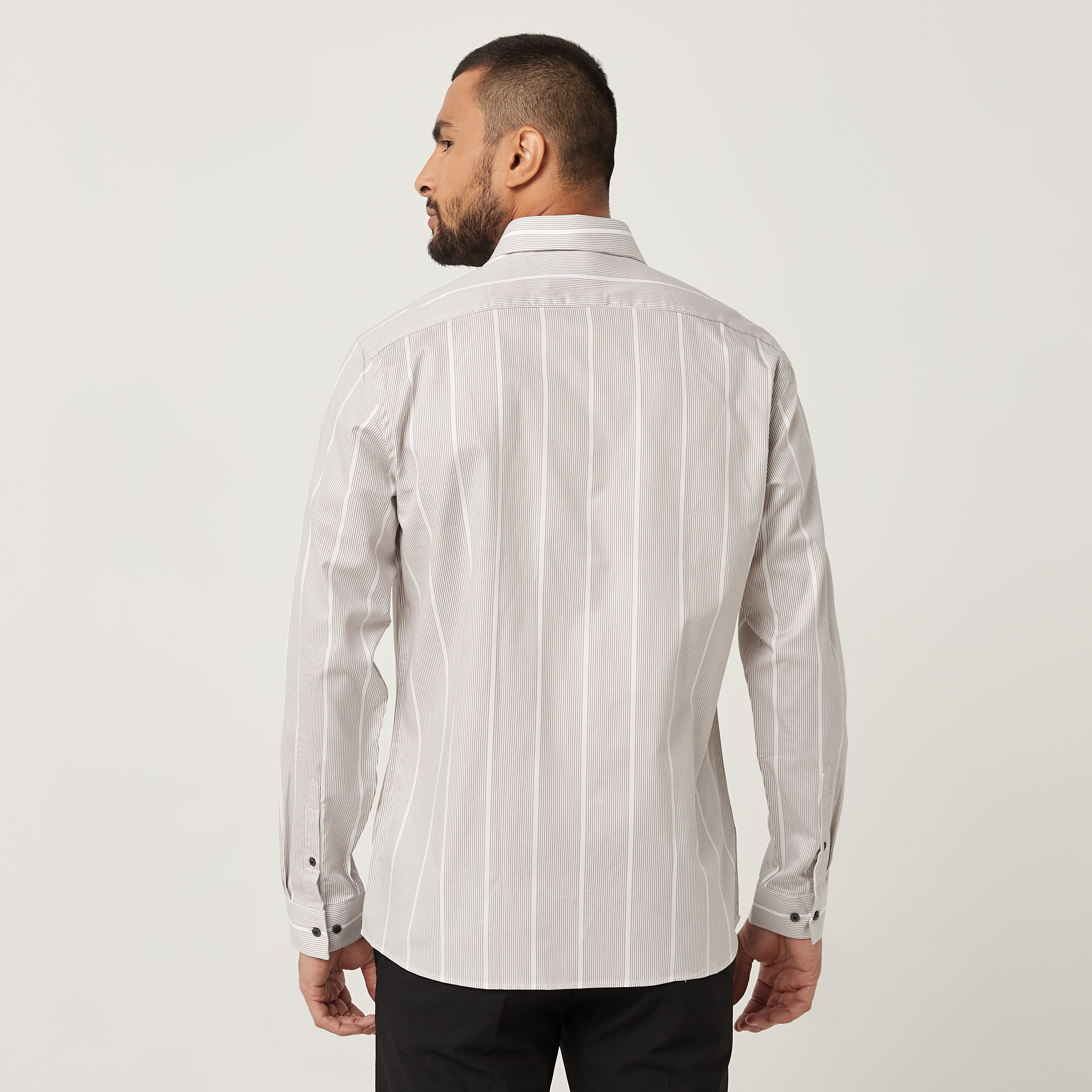 قميص فارمل بأكمام طويلة وياقة مخططة باللون الأبیض للرجال من آیرو-men-clothing-shirts-image-3