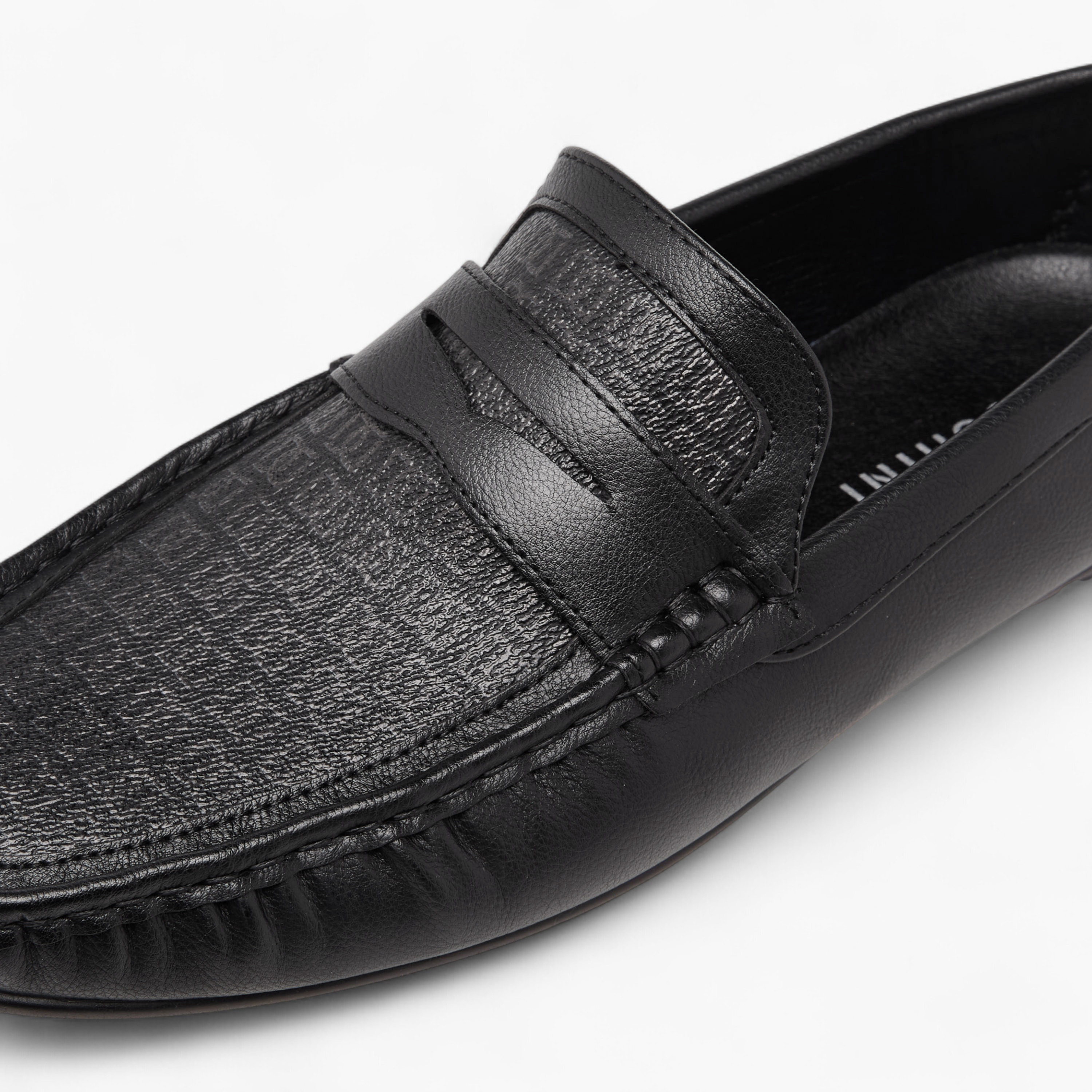حذاء موكاسين سهل الارتداء بطبعات مونوجرام للرجال من دوتشيني-men-shoes-loafersandmoccasins-image-4