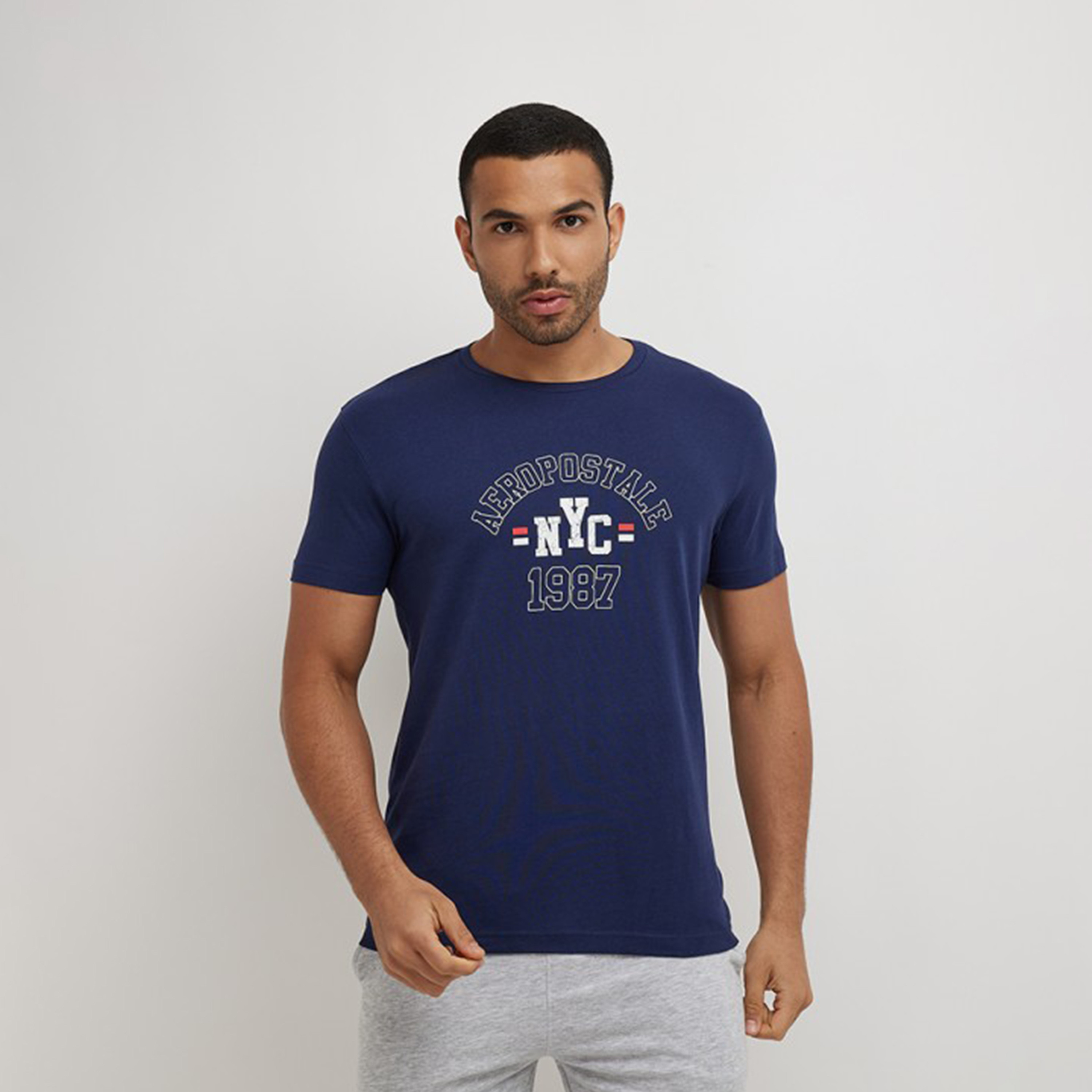 أيروبوستال- تي شيرت رجالي بغطاء للرأس وأكمام قصيرة وياقة مستديرة وشعار-men-clothing-tshirtsandpolos-tshirts-image-1