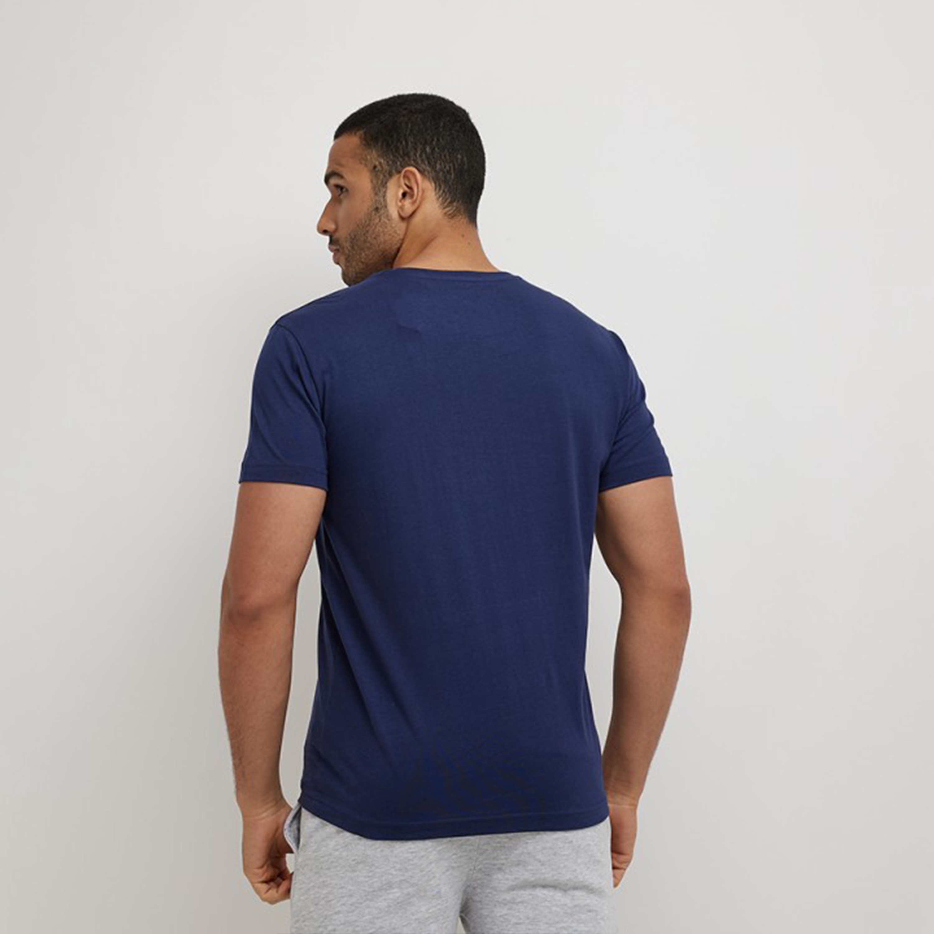 أيروبوستال- تي شيرت رجالي بغطاء للرأس وأكمام قصيرة وياقة مستديرة وشعار-men-clothing-tshirtsandpolos-tshirts-image-2
