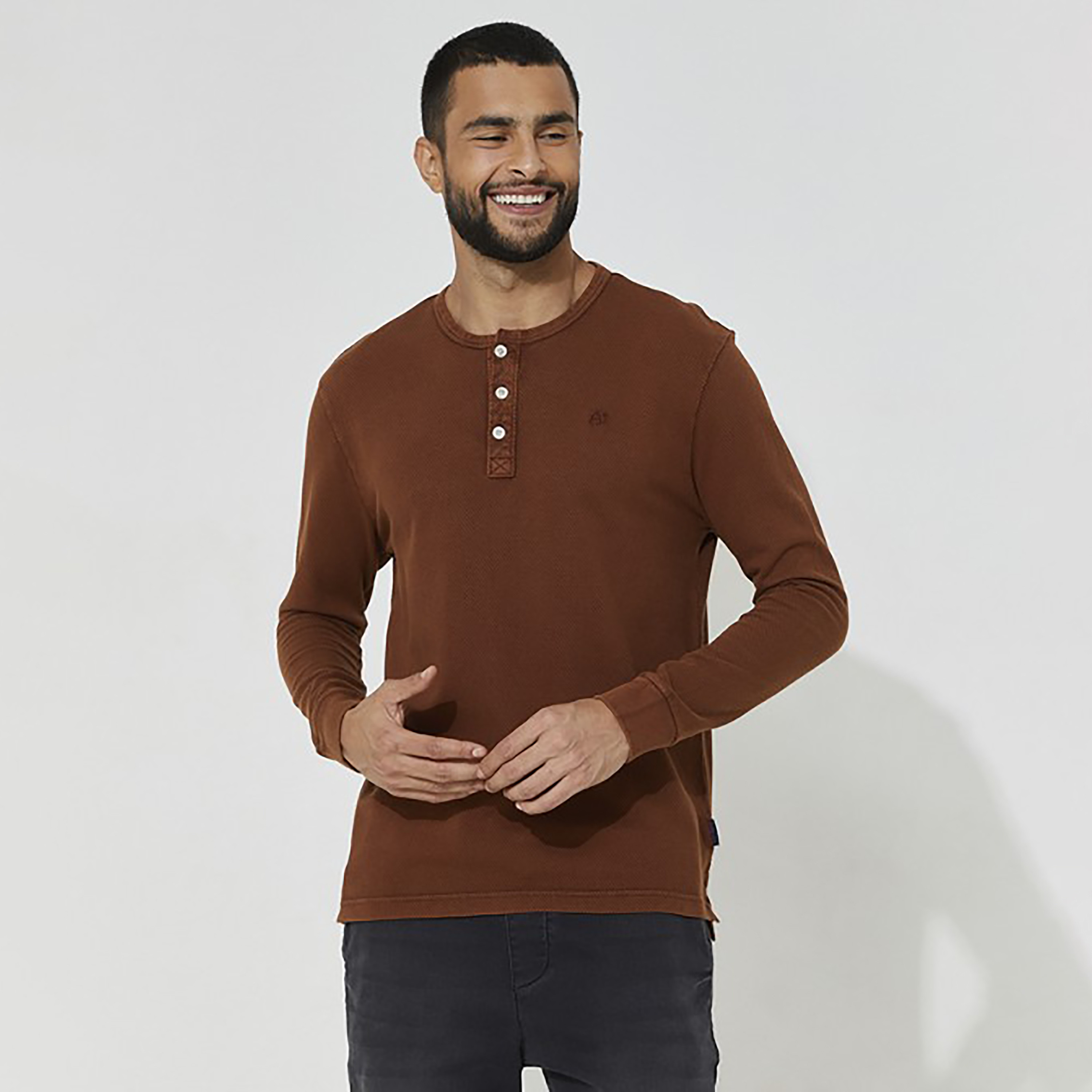تيشيرت ذو مزخرف بأكمام طويلة ورقبة هينلي من إيروبوستال-men-clothing-tshirtsandpolos-tshirts-image-5