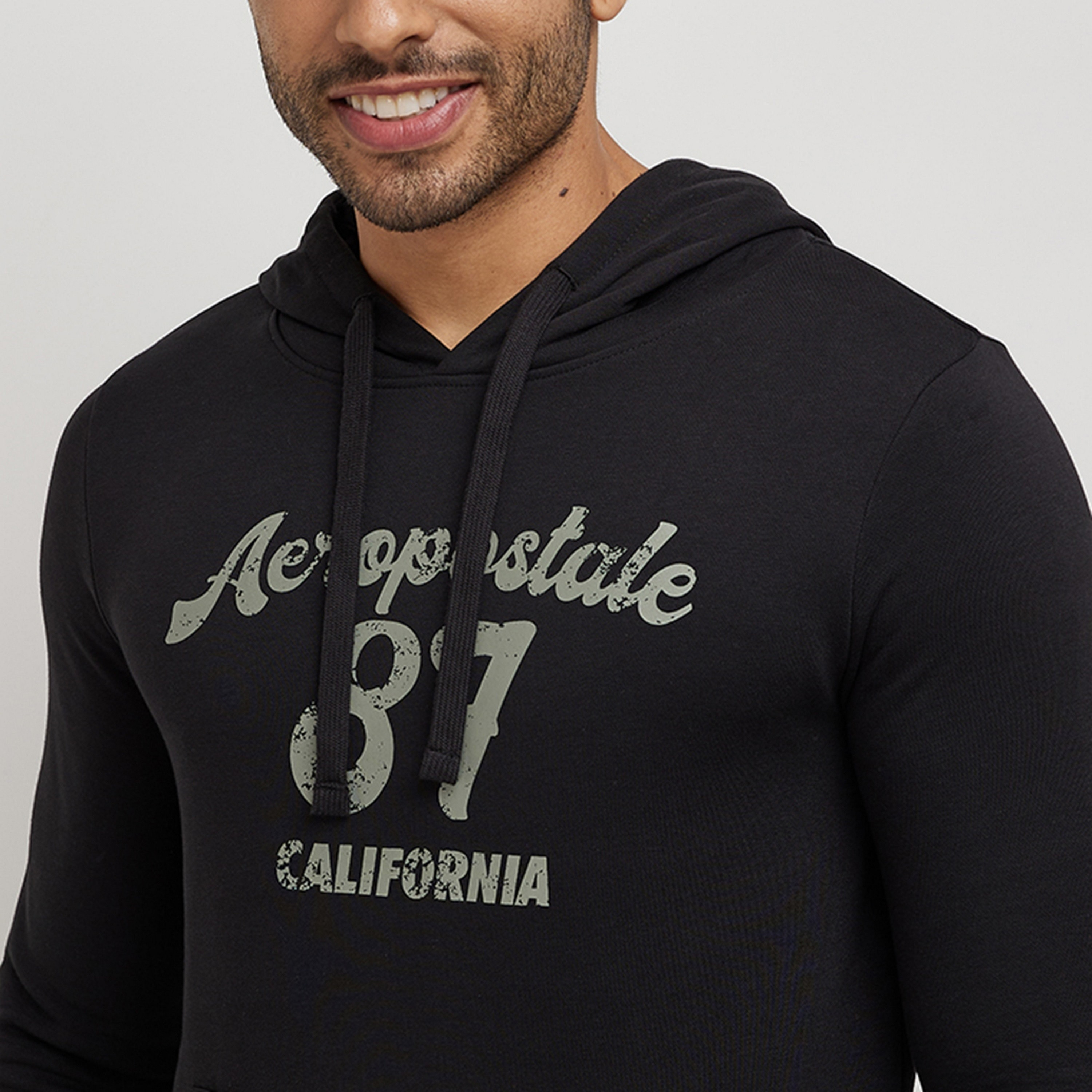 هودي رجالي بأكمام طويلة وجيب كنغر مطبوع عليه شعار من أيروبوستال-men-winterwear-hoodiesandsweatshirts-image-7