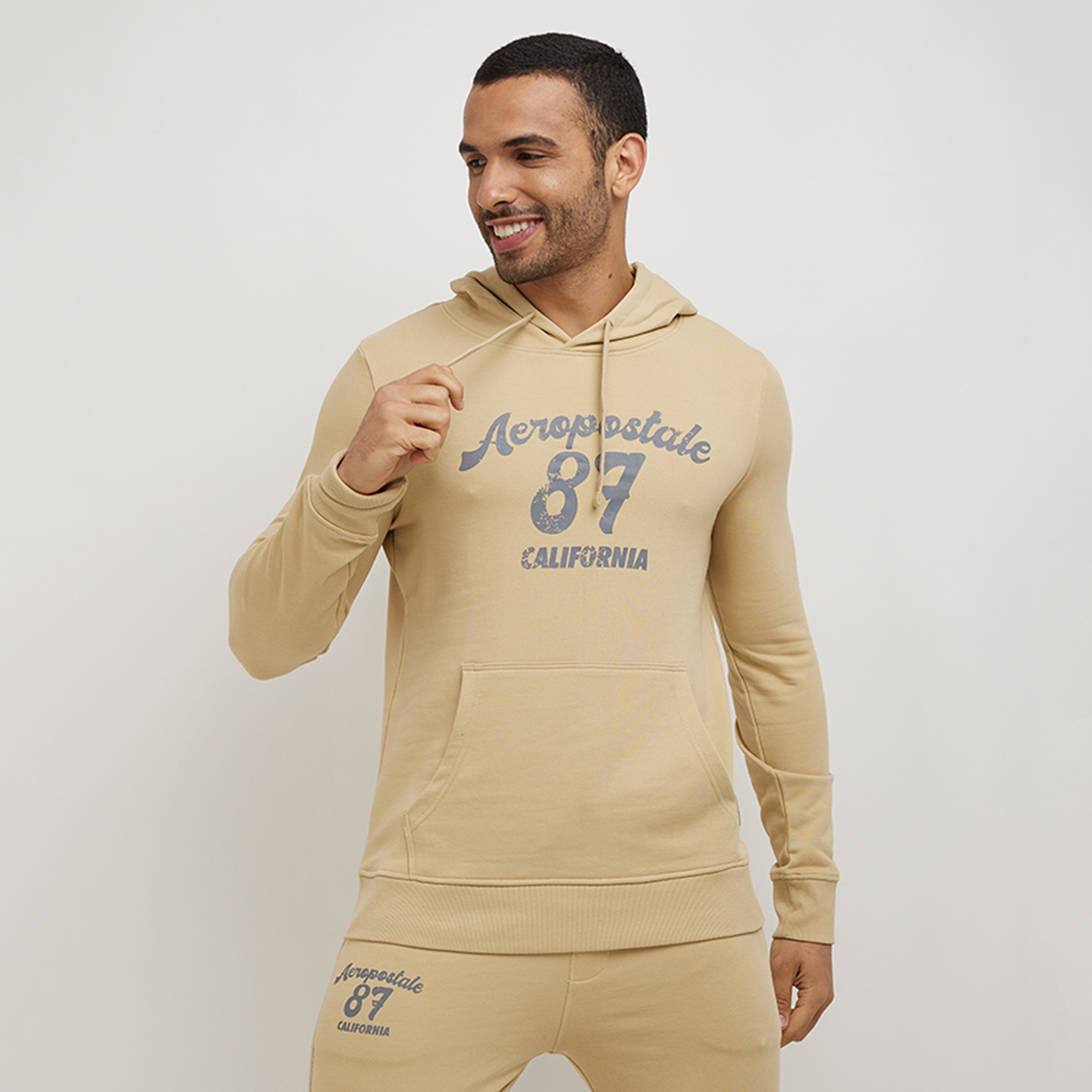 هودي رجالي بأكمام طويلة وجيب كنغر مطبوع عليه شعار من أيروبوستال-men-winterwear-hoodiesandsweatshirts-image-1